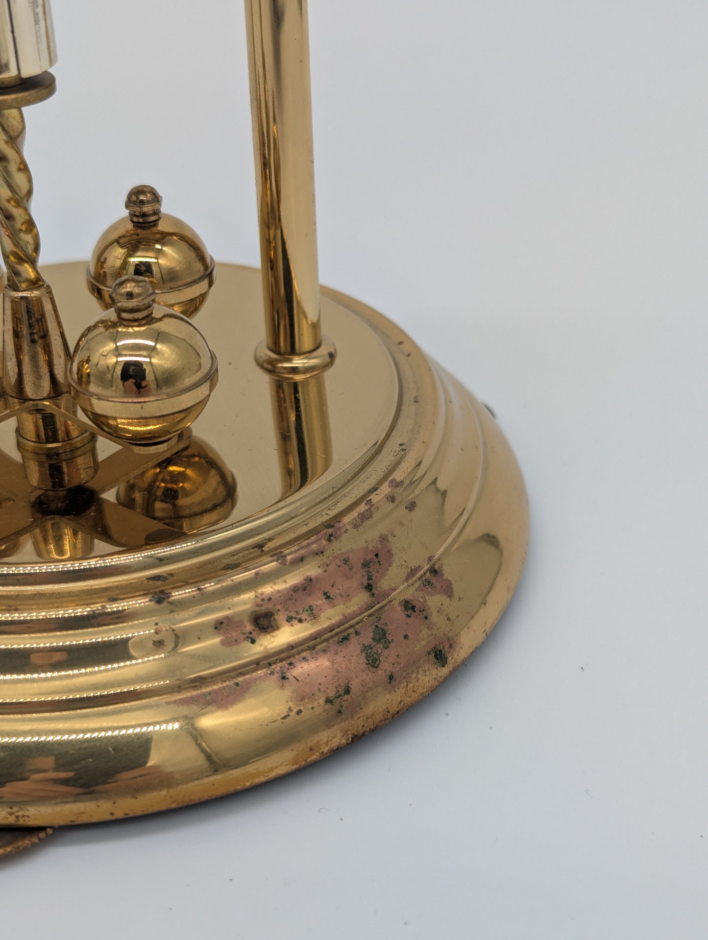 Hermle Kaminuhr Tischuhr mit Drehpendel und Glasdom Quarz Vintage