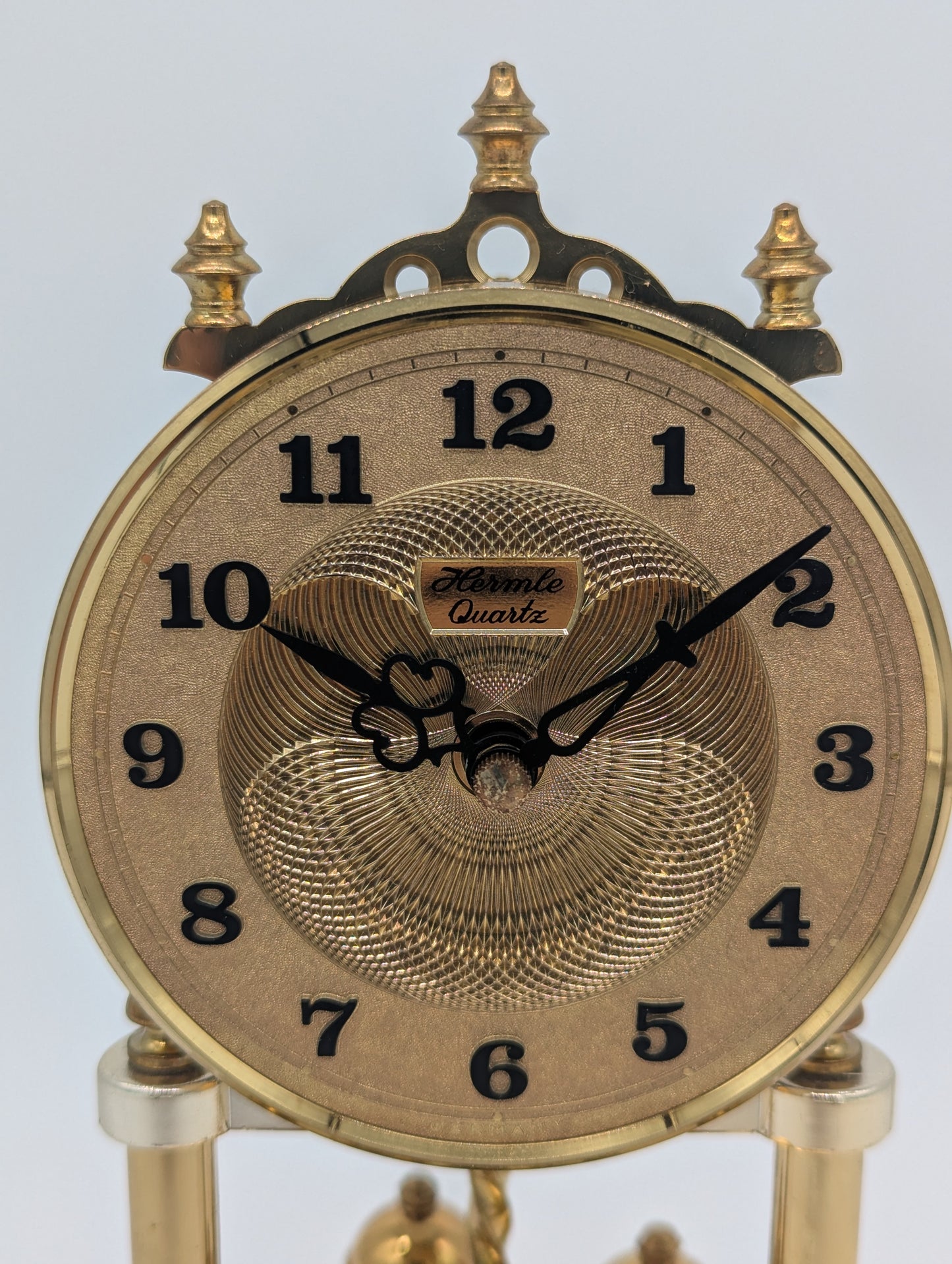 Hermle Kaminuhr Tischuhr mit Drehpendel und Glasdom Quarz Vintage