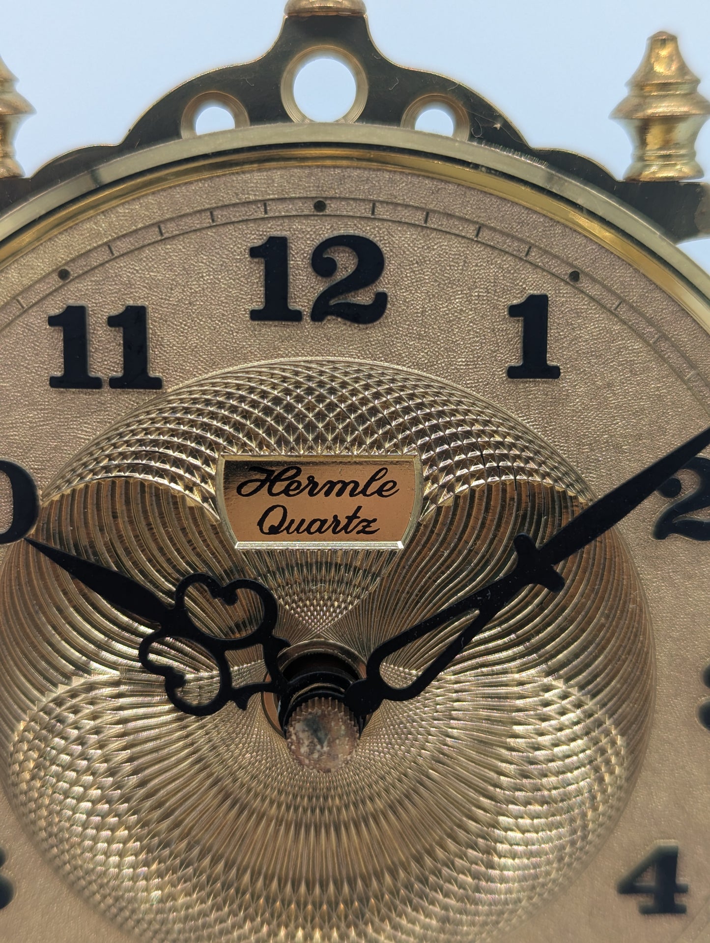 Hermle Kaminuhr Tischuhr mit Drehpendel und Glasdom Quarz Vintage