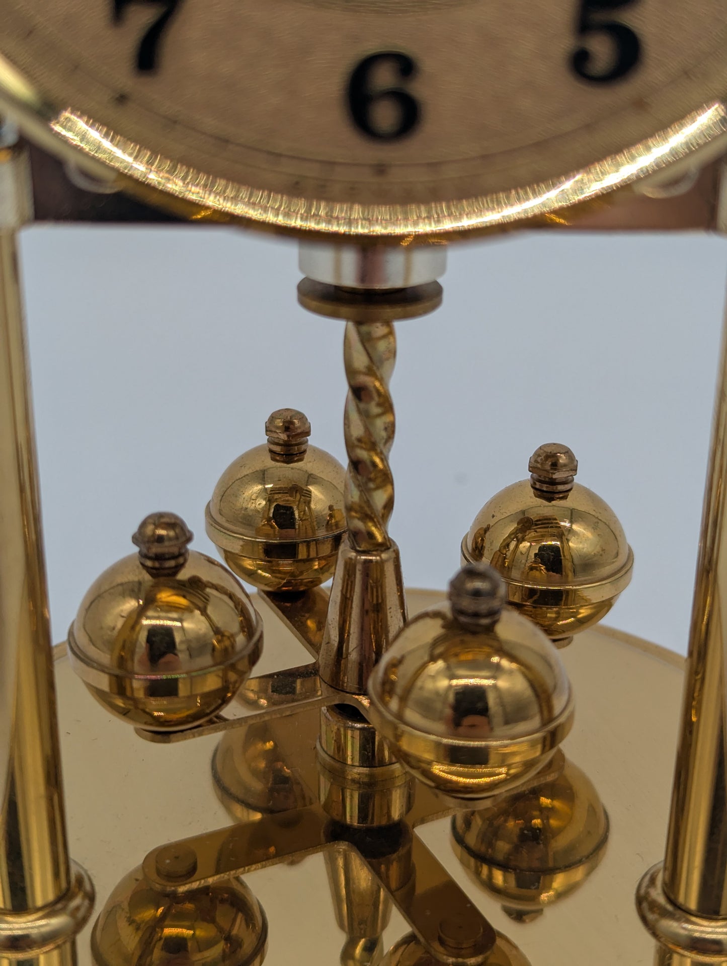 Hermle Kaminuhr Tischuhr mit Drehpendel und Glasdom Quarz Vintage