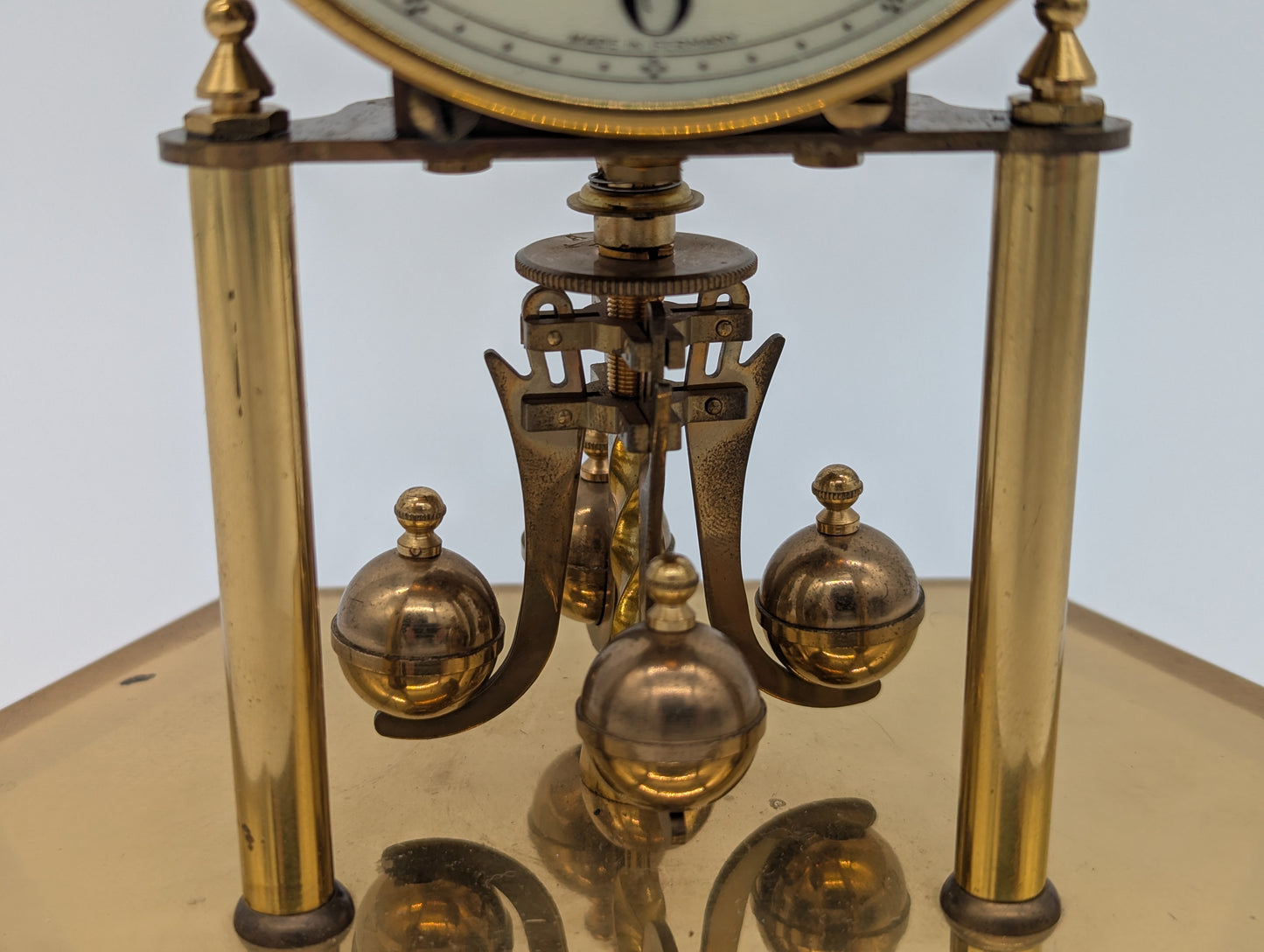 Tischuhr Kaminuhr von Kundo mit Drehpendel und Glasabdeckung Vintage