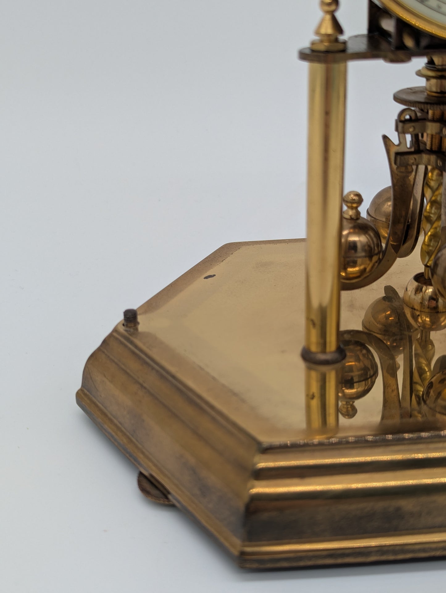 Tischuhr Kaminuhr von Kundo mit Drehpendel und Glasabdeckung Vintage