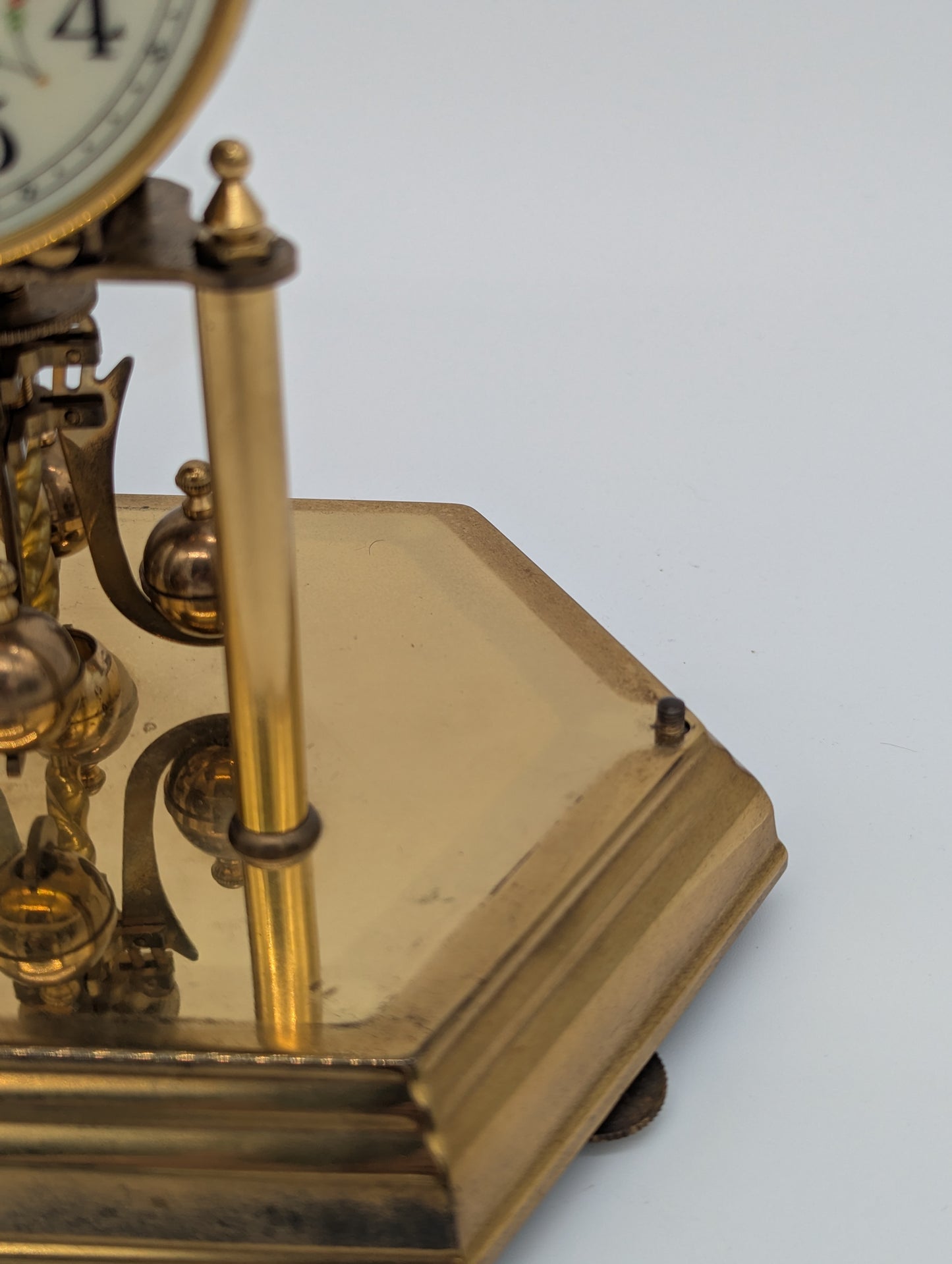 Tischuhr Kaminuhr von Kundo mit Drehpendel und Glasabdeckung Vintage