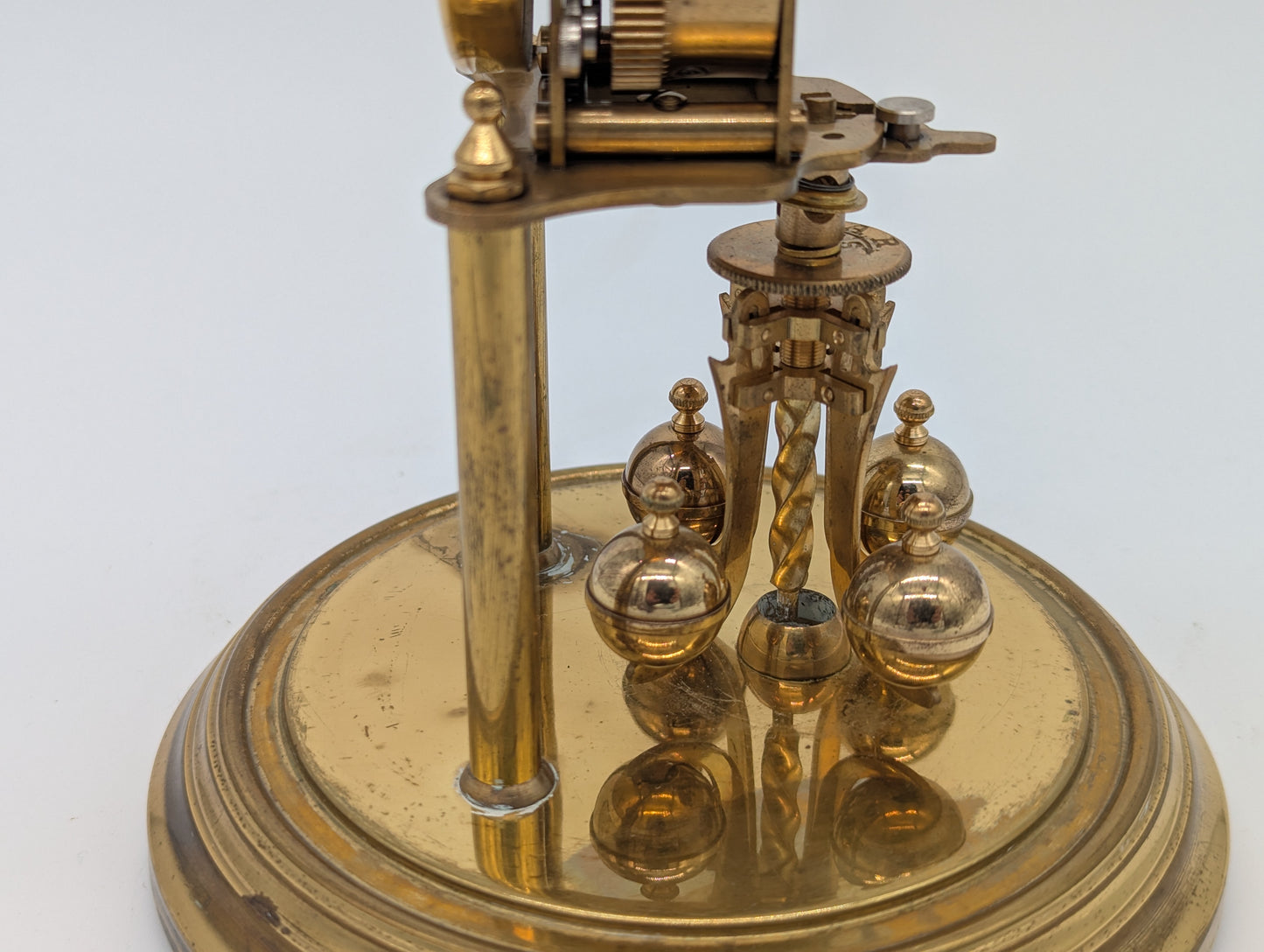 Tischuhr Kaminuhr von Kundo mit Drehpendel und Glasdom Vintage Schreibtischuhr