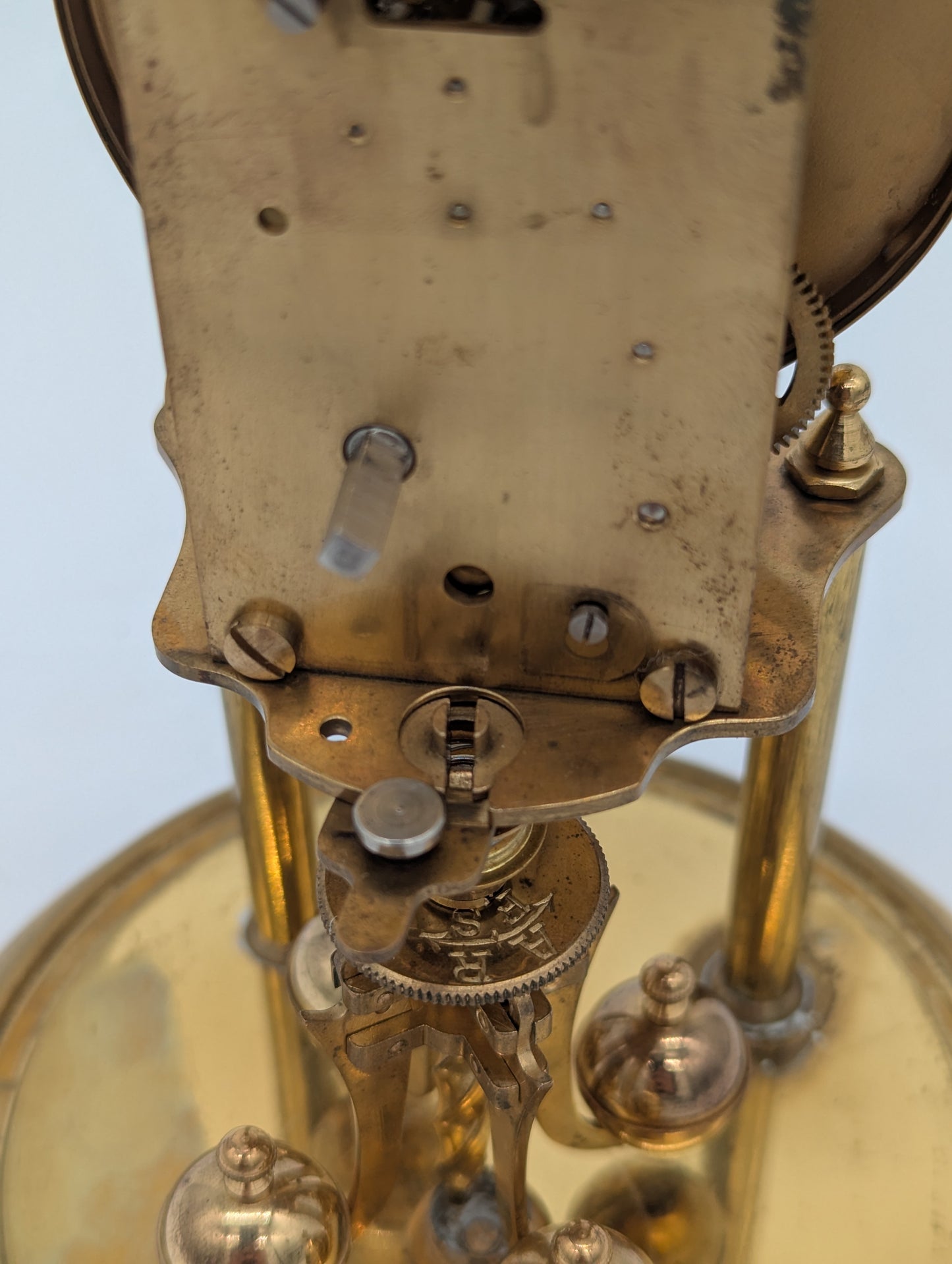 Tischuhr Kaminuhr von Kundo mit Drehpendel und Glasdom Vintage Schreibtischuhr