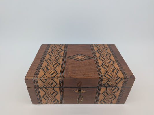 Holz Box Schmuckschatulle Schatulle mit Intarsien grün gefüttert mit Schlüssel