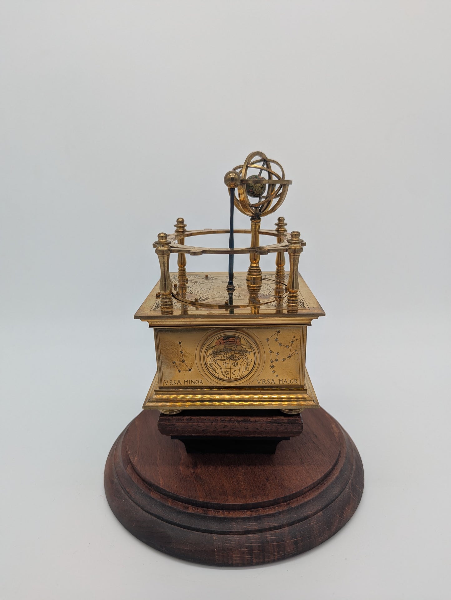 Tellurium Planetarium aus Messing unter Glasdom Astronomie