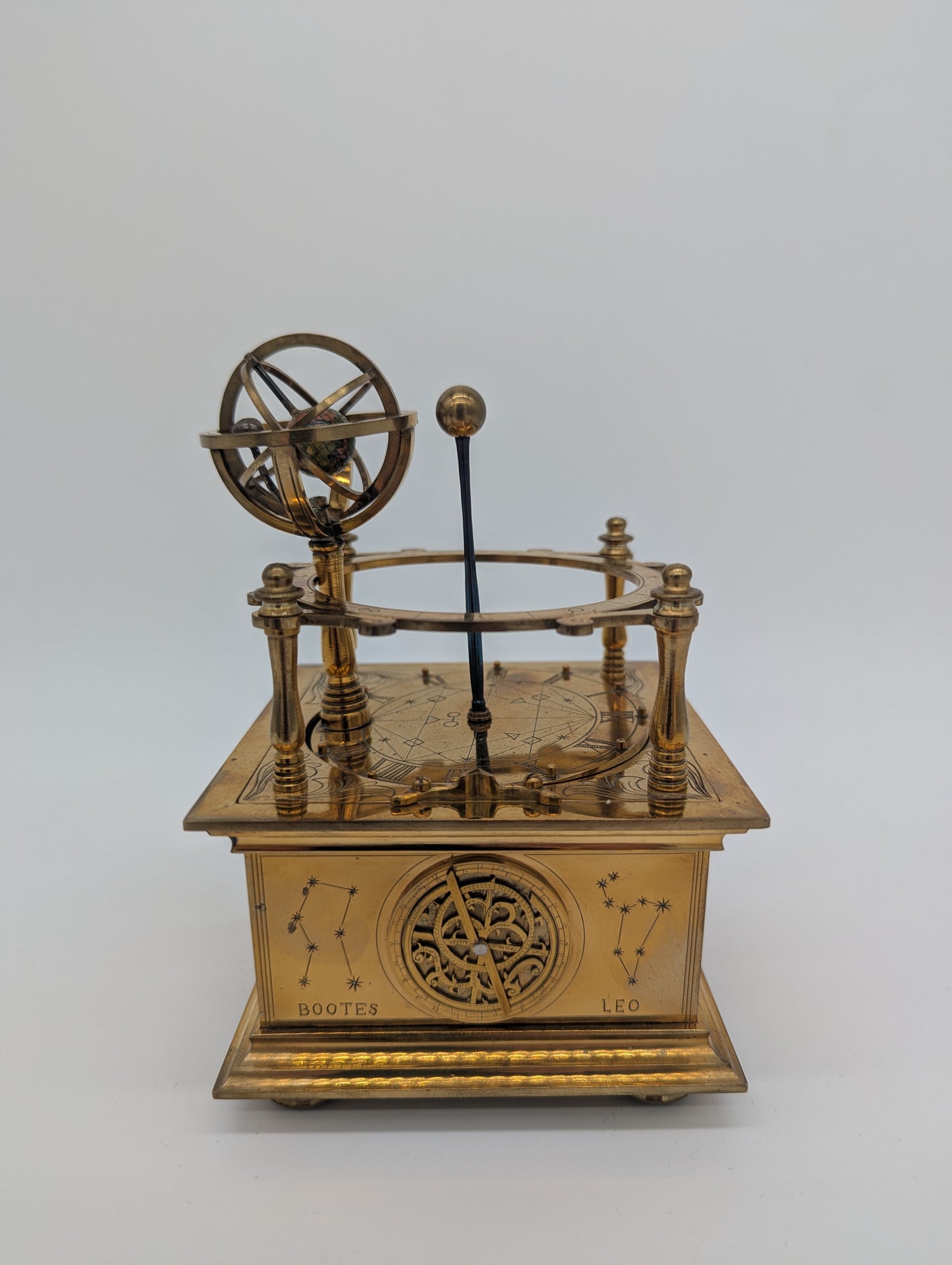 Tellurium Planetarium aus Messing unter Glasdom Astronomie