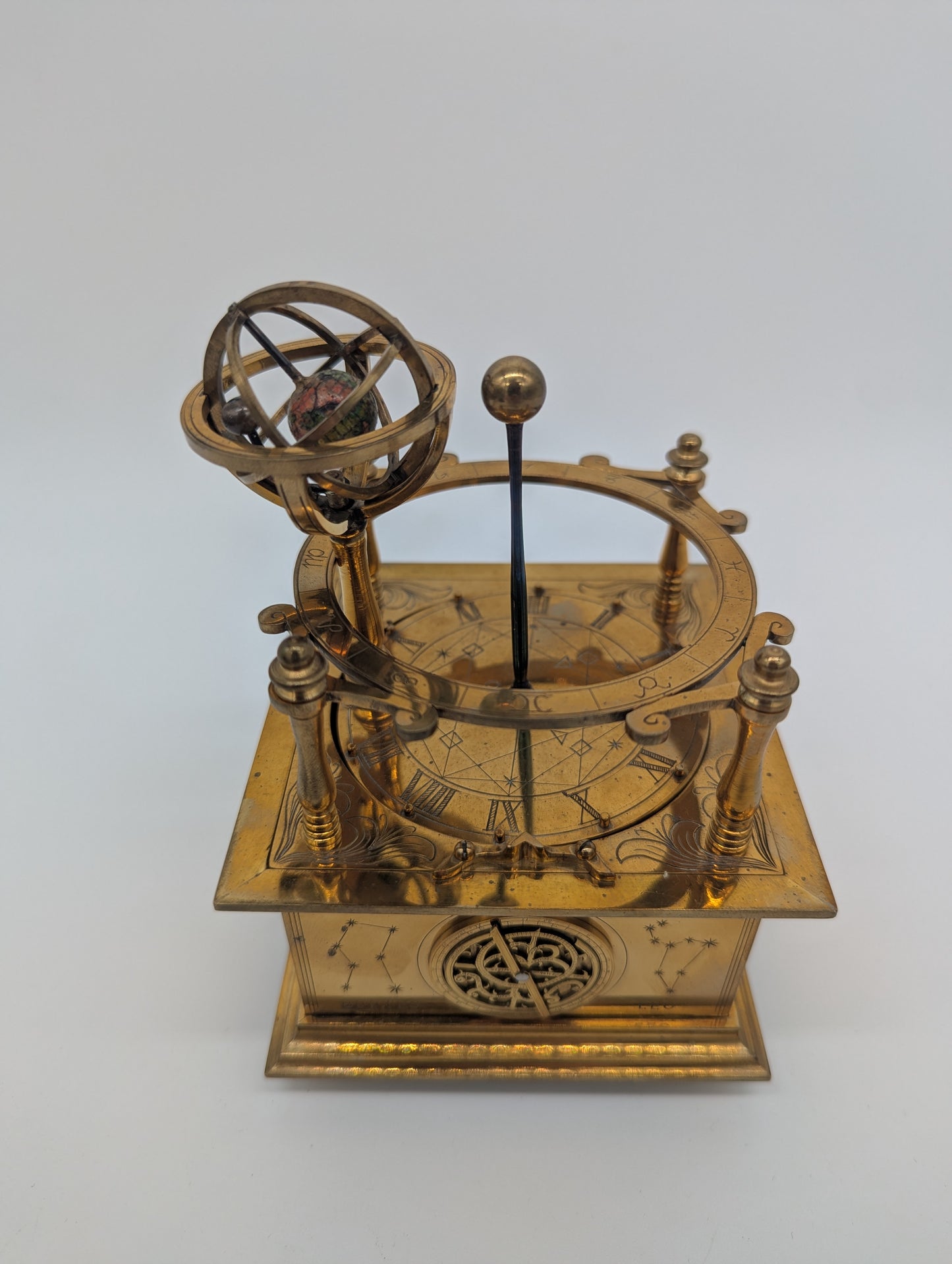 Tellurium Planetarium aus Messing unter Glasdom Astronomie