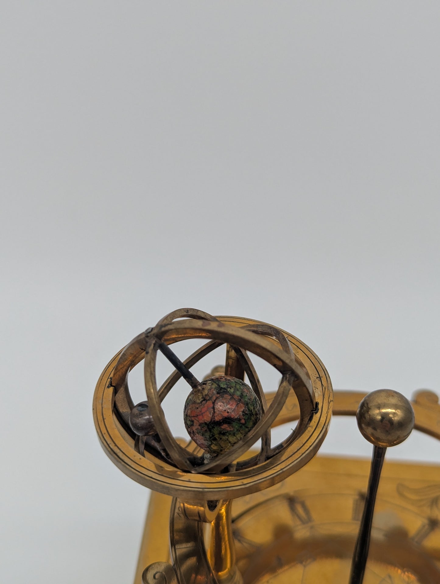 Tellurium Planetarium aus Messing unter Glasdom Astronomie