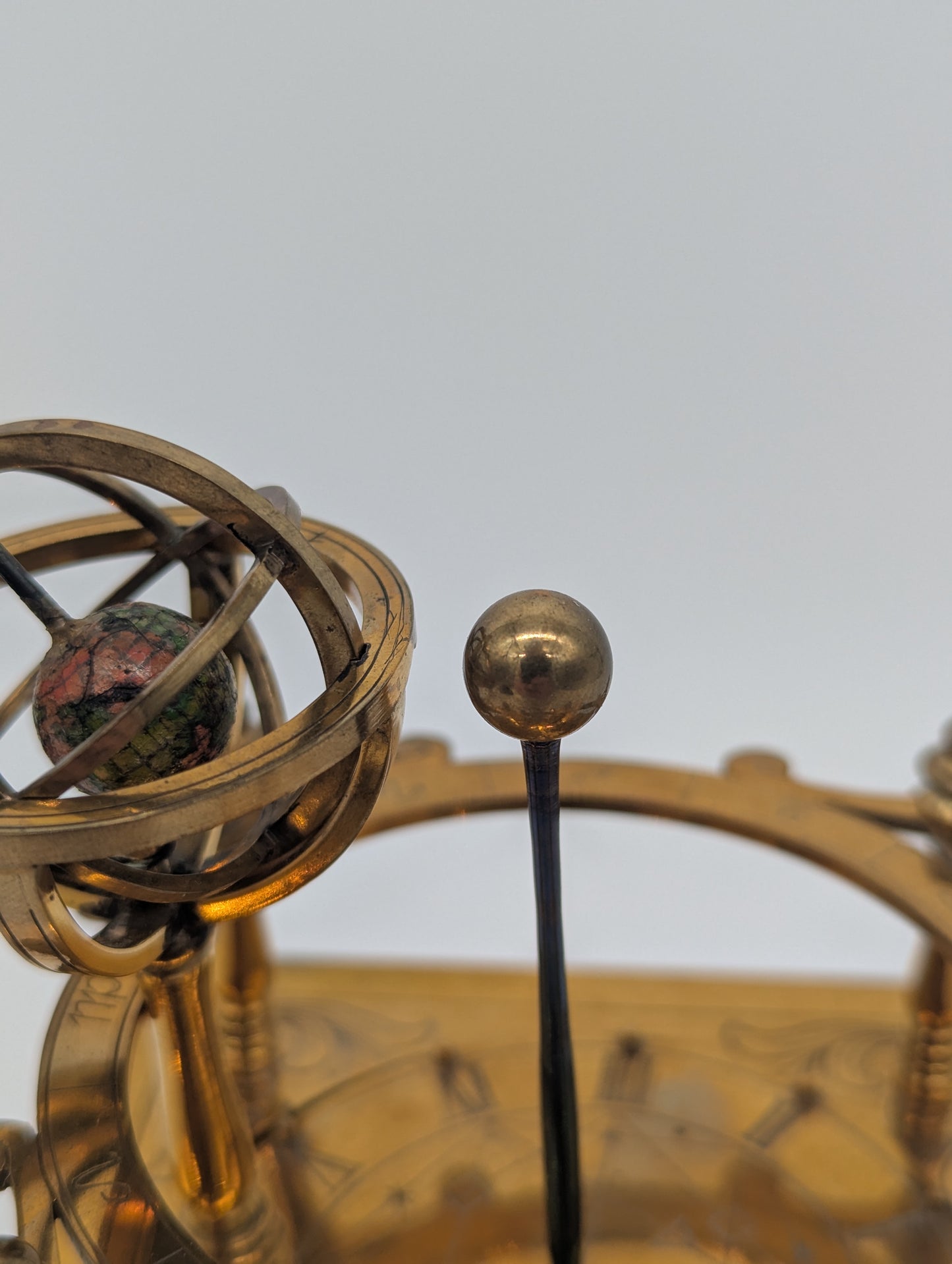 Tellurium Planetarium aus Messing unter Glasdom Astronomie