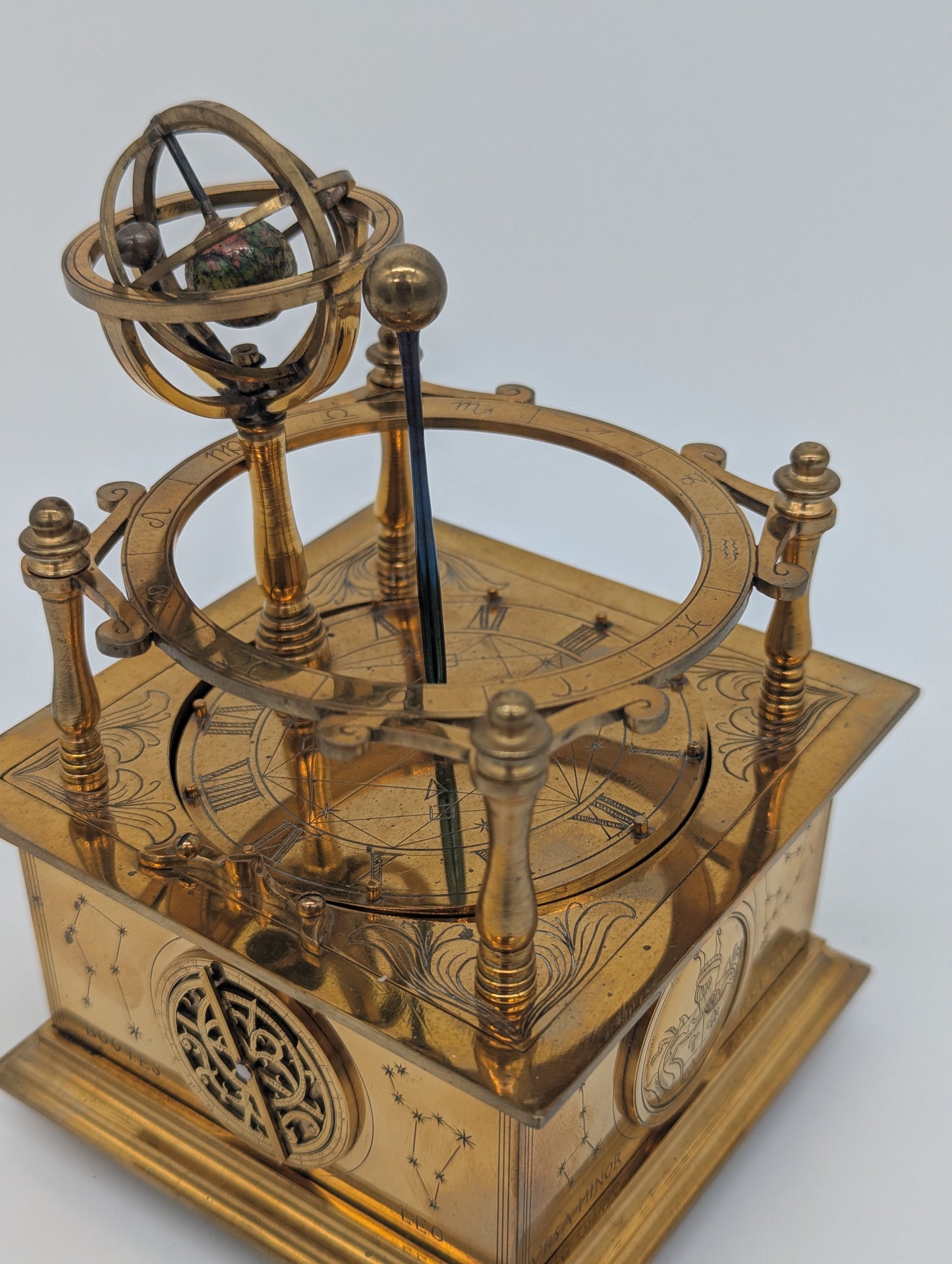 Tellurium Planetarium aus Messing unter Glasdom Astronomie