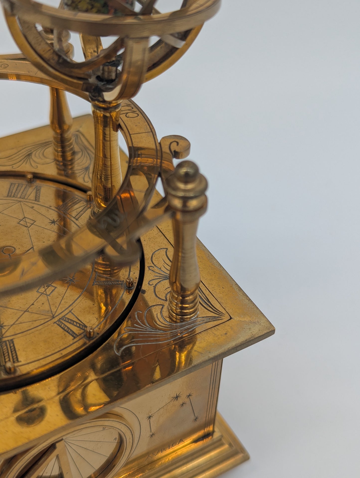 Tellurium Planetarium aus Messing unter Glasdom Astronomie