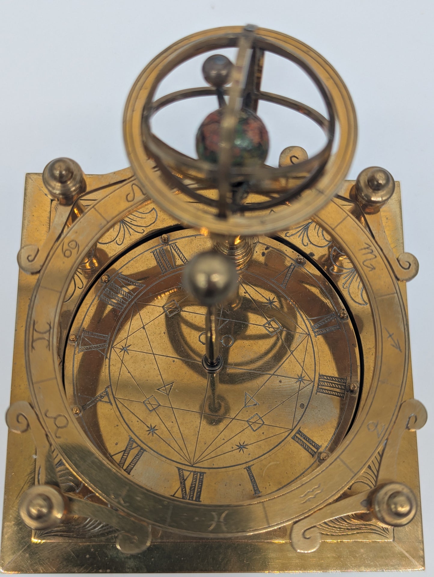 Tellurium Planetarium aus Messing unter Glasdom Astronomie