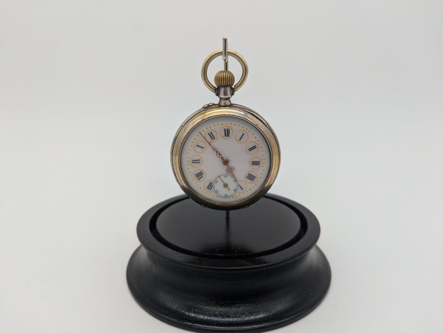 Uhr Taschenuhr Tischuhr unter Glasdom Emaille-Zifferblatt & Pferdegravur Vintage