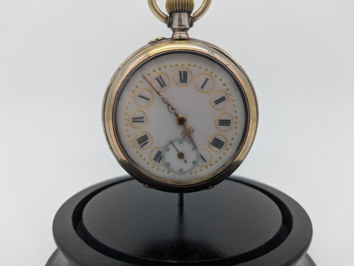 Uhr Taschenuhr Tischuhr unter Glasdom Emaille-Zifferblatt & Pferdegravur Vintage