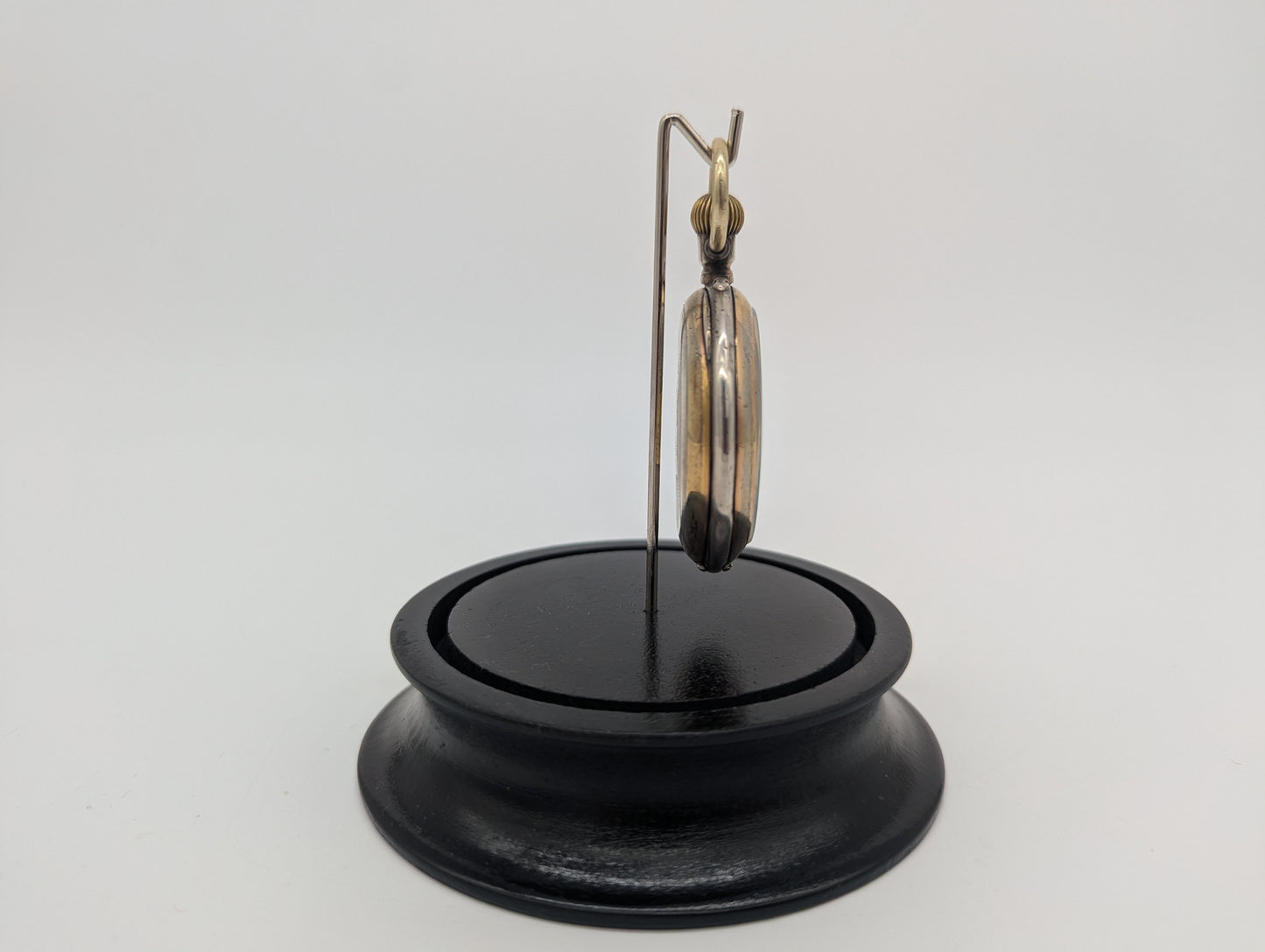 Uhr Taschenuhr Tischuhr unter Glasdom Emaille-Zifferblatt & Pferdegravur Vintage