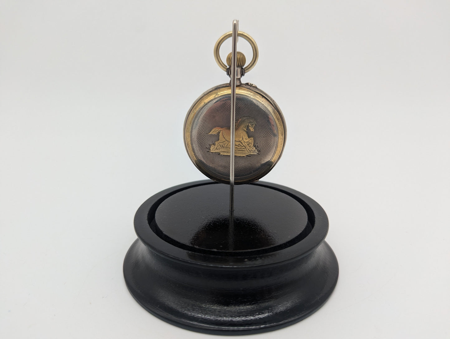 Uhr Taschenuhr Tischuhr unter Glasdom Emaille-Zifferblatt & Pferdegravur Vintage