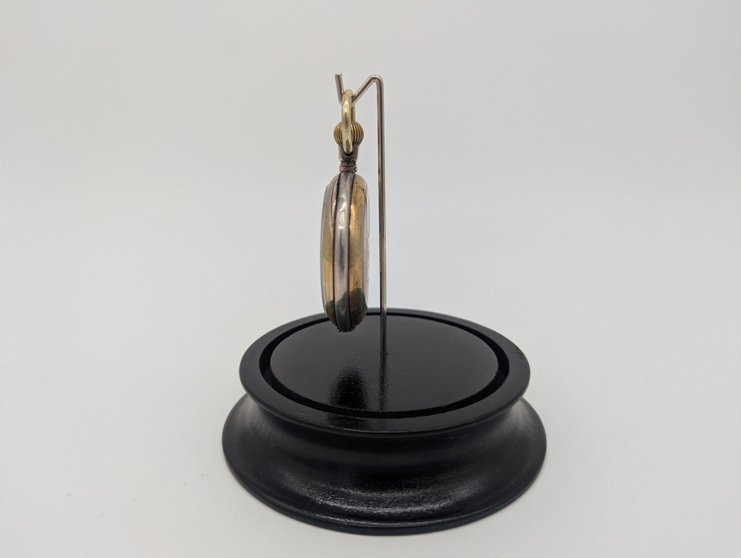 Uhr Taschenuhr Tischuhr unter Glasdom Emaille-Zifferblatt & Pferdegravur Vintage