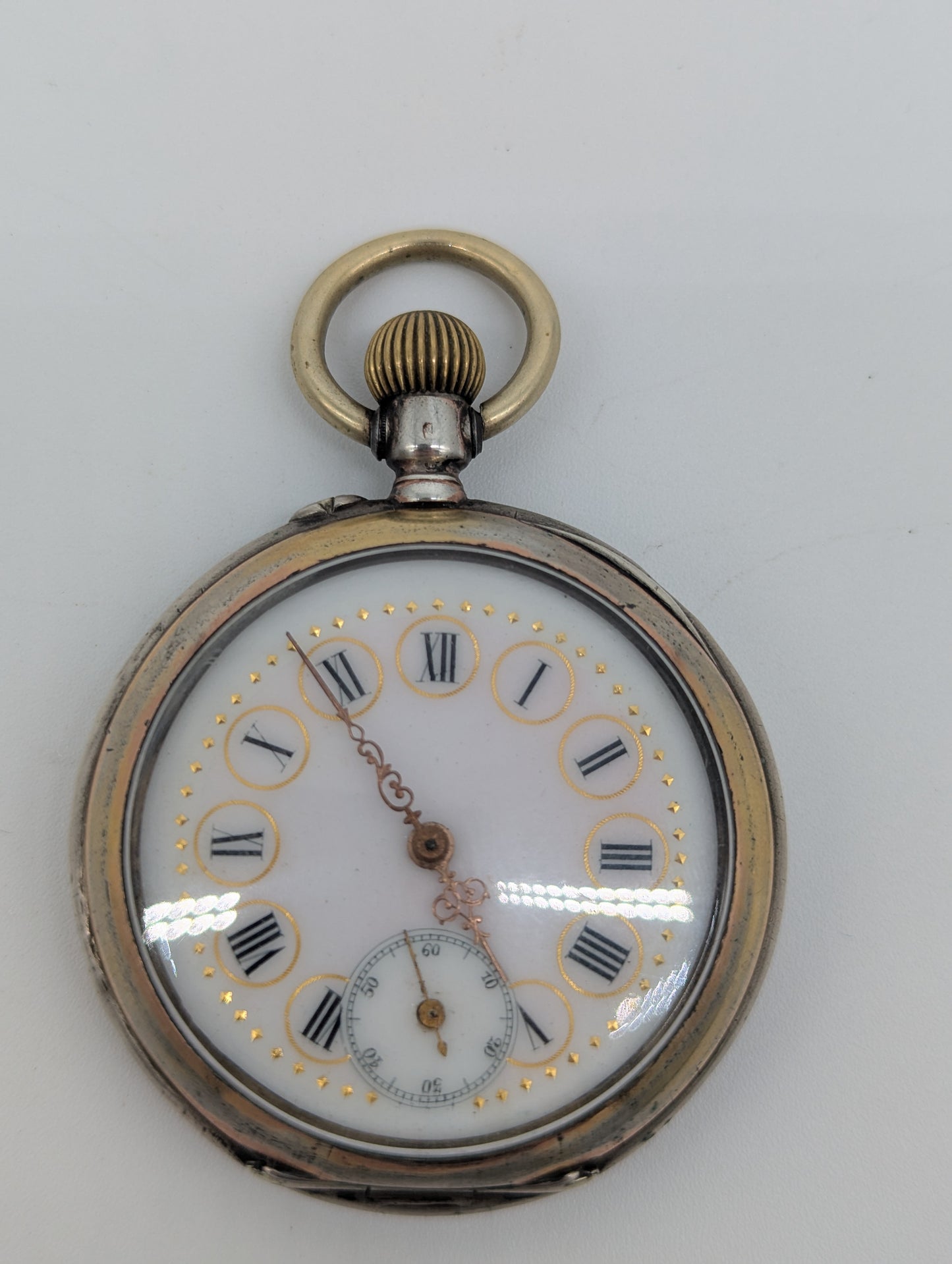 Uhr Taschenuhr Tischuhr unter Glasdom Emaille-Zifferblatt & Pferdegravur Vintage