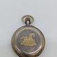 Uhr Taschenuhr Tischuhr unter Glasdom Emaille-Zifferblatt & Pferdegravur Vintage