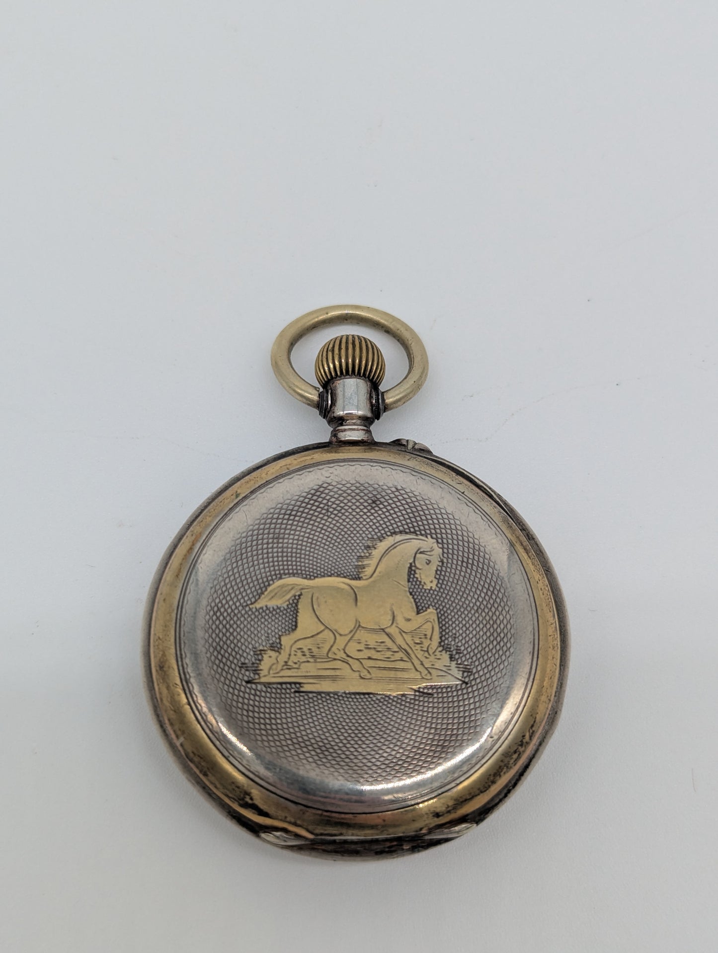 Uhr Taschenuhr Tischuhr unter Glasdom Emaille-Zifferblatt & Pferdegravur Vintage