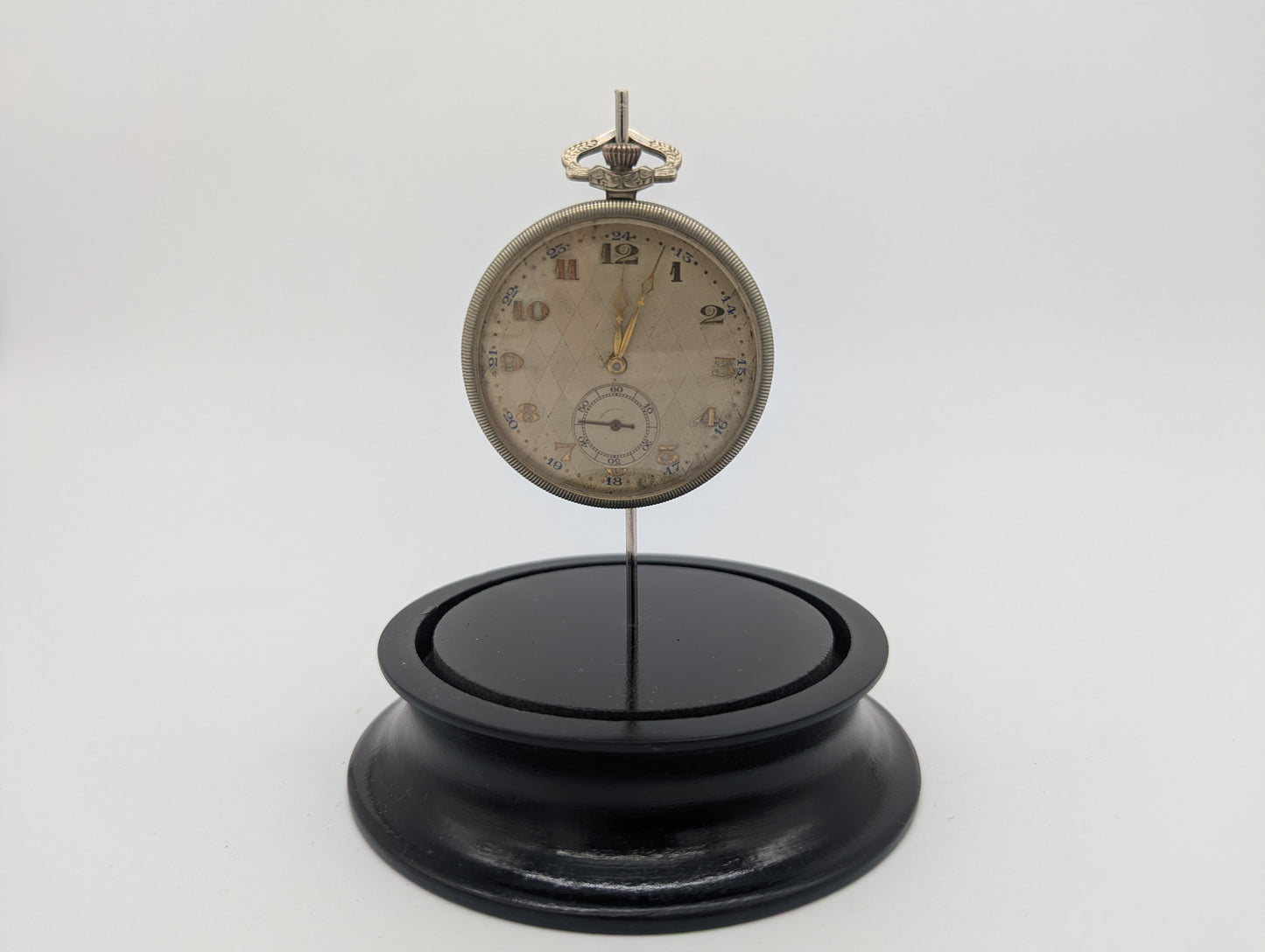 Uhr Taschenuhr Tischuhr unter Glasdom mit Verziertem Muster Vintage