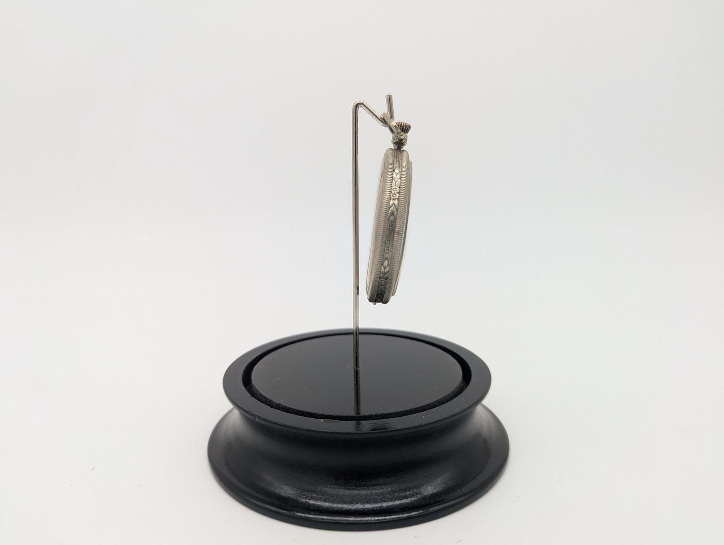 Uhr Taschenuhr Tischuhr unter Glasdom mit Verziertem Muster Vintage