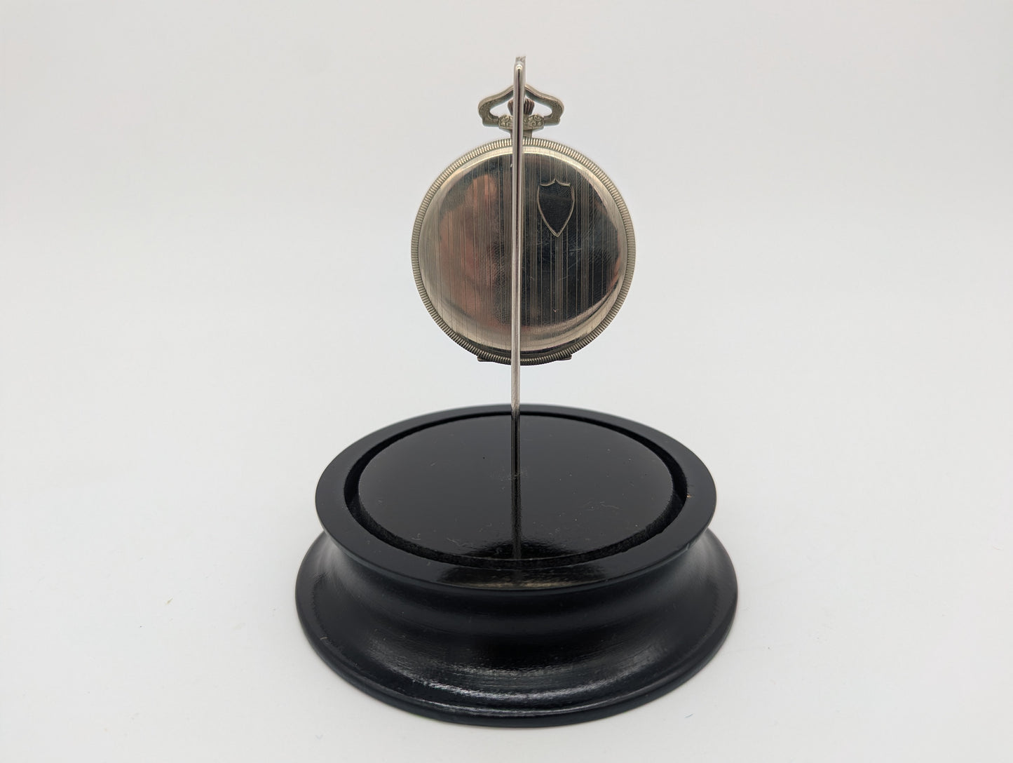 Uhr Taschenuhr Tischuhr unter Glasdom mit Verziertem Muster Vintage