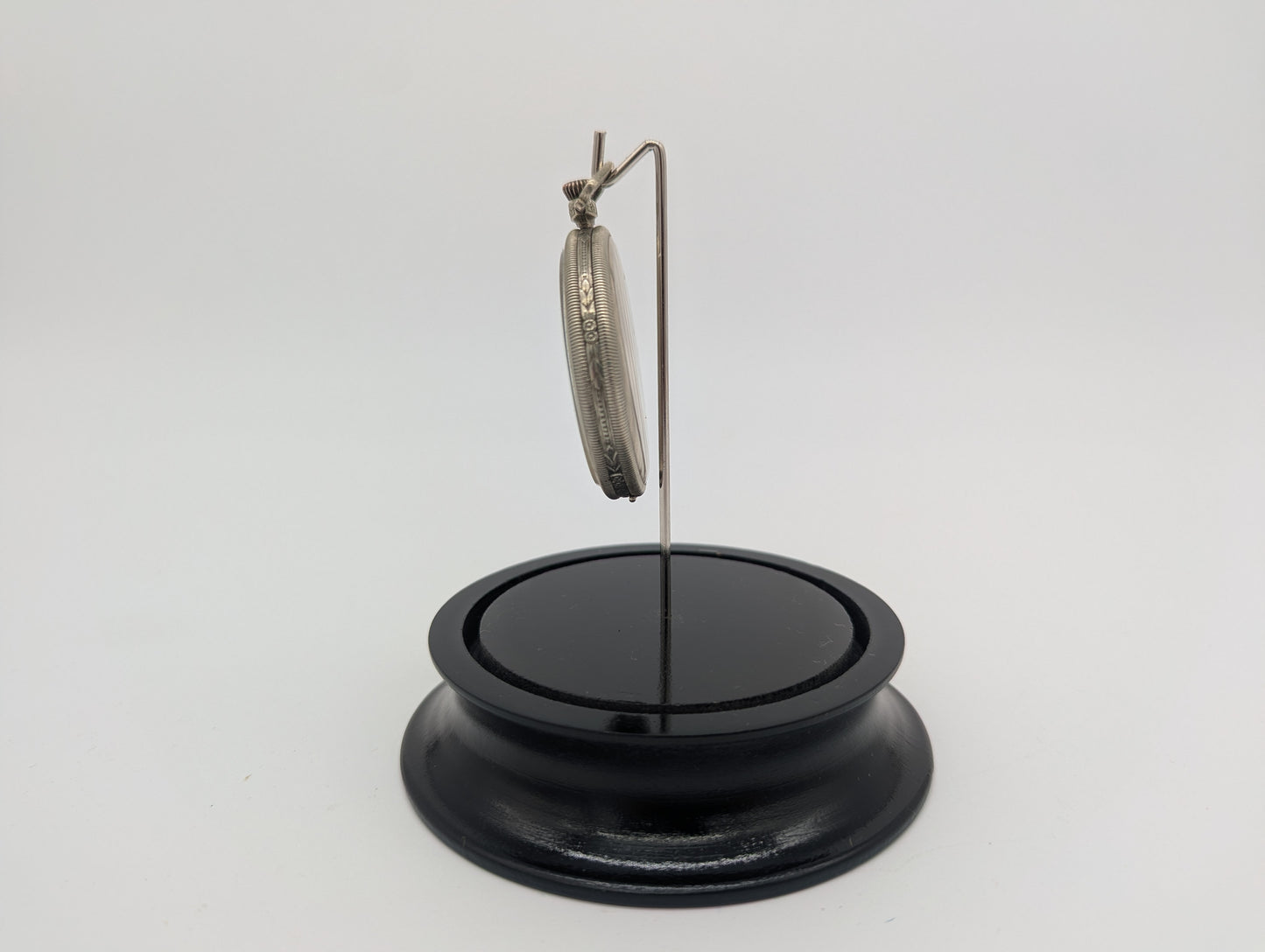 Uhr Taschenuhr Tischuhr unter Glasdom mit Verziertem Muster Vintage