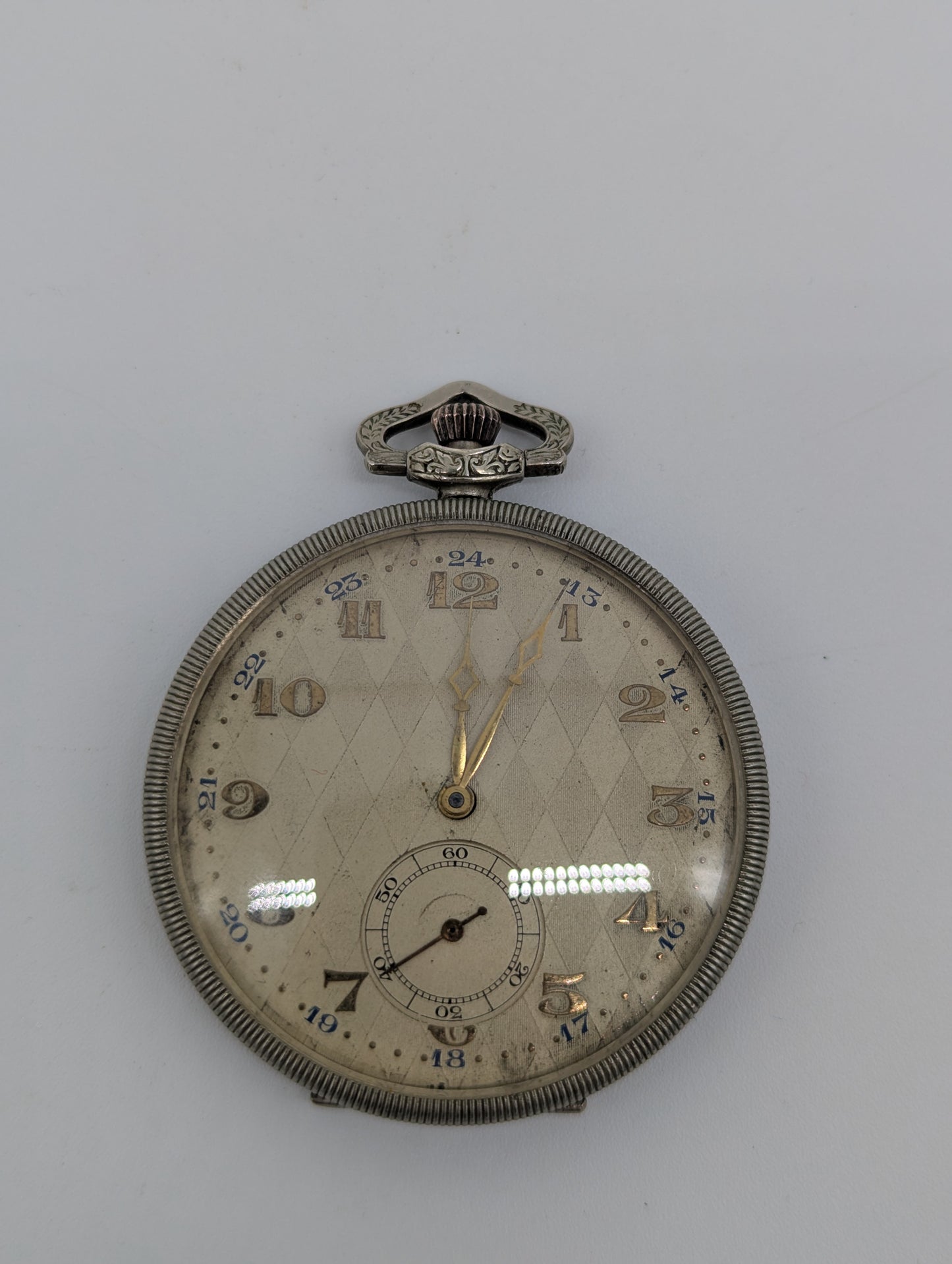 Uhr Taschenuhr Tischuhr unter Glasdom mit Verziertem Muster Vintage