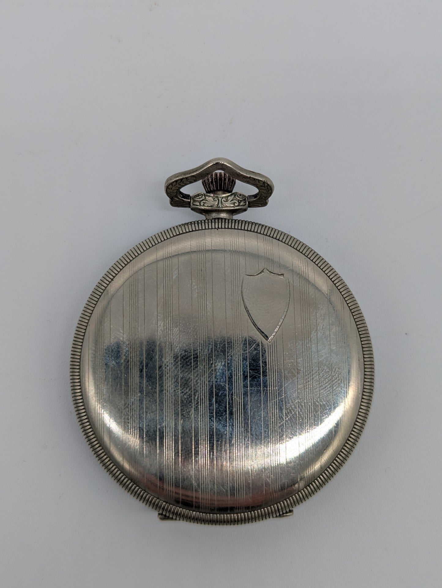 Uhr Taschenuhr Tischuhr unter Glasdom mit Verziertem Muster Vintage