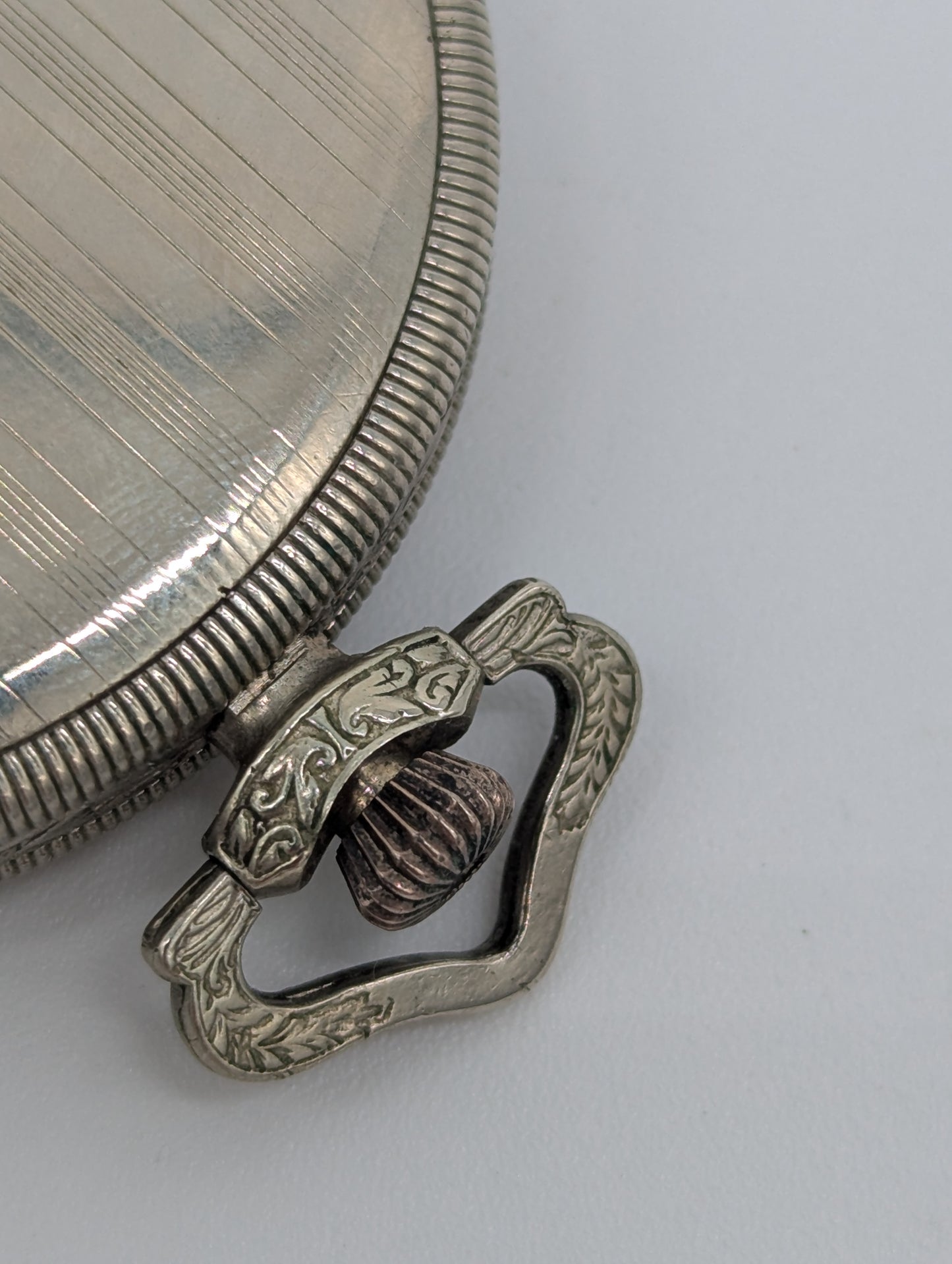 Uhr Taschenuhr Tischuhr unter Glasdom mit Verziertem Muster Vintage