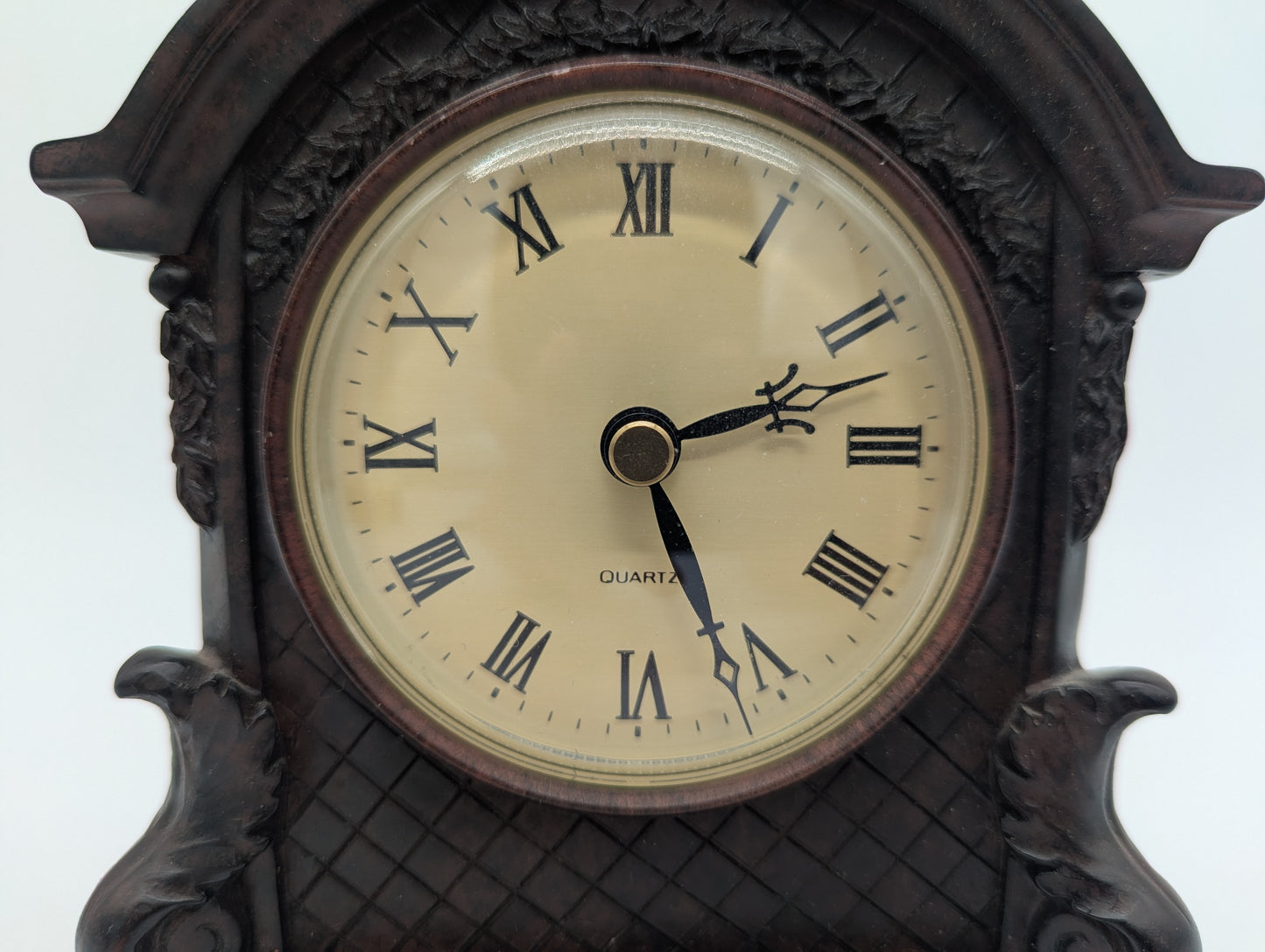 Uhr Tischuhr im Klassischen Stil mit Römischen Ziffern Quarzwerk Vintage