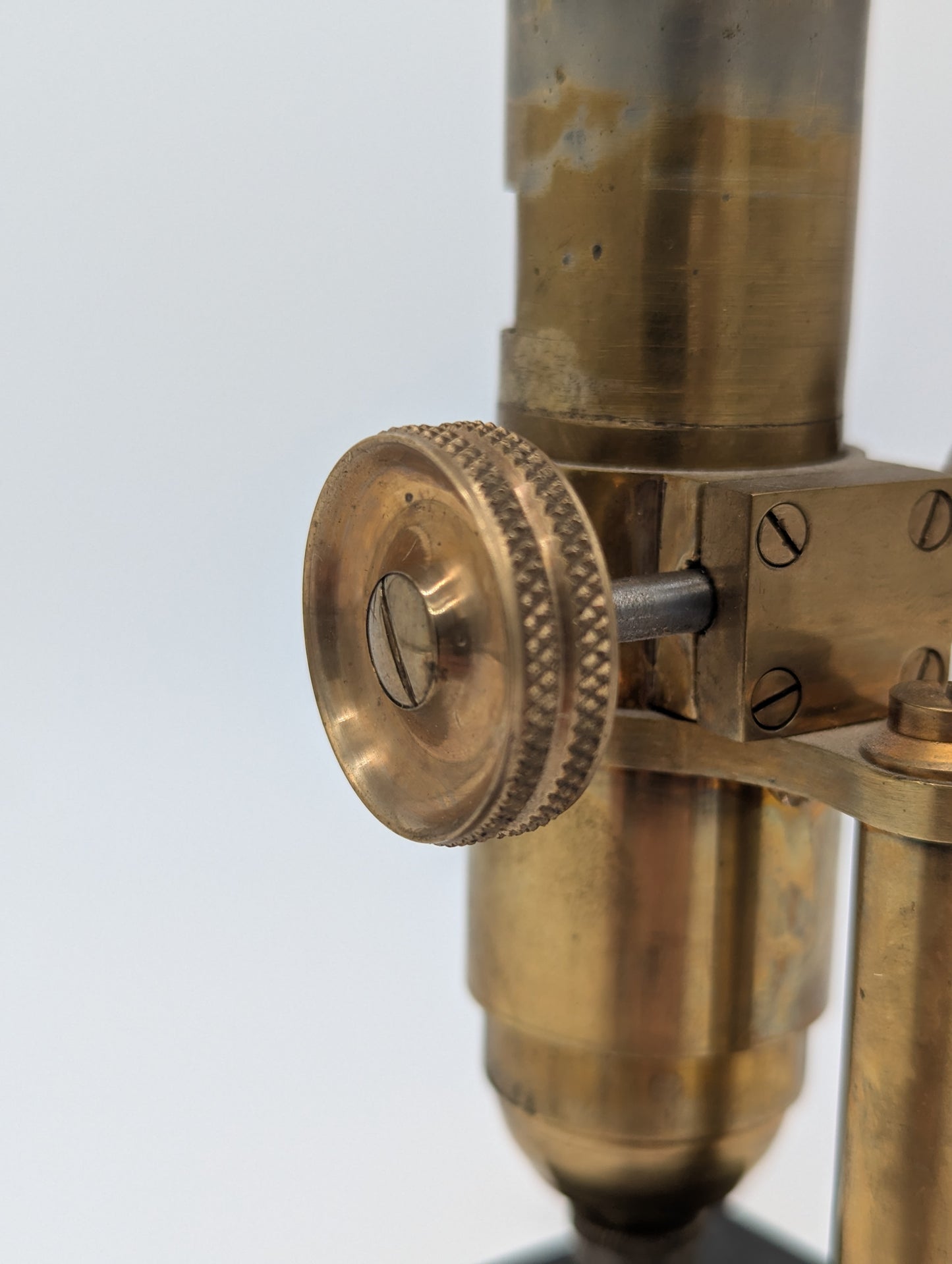 Antikes Mikroskop Messing mit Spiegel und Objektiv Vintage