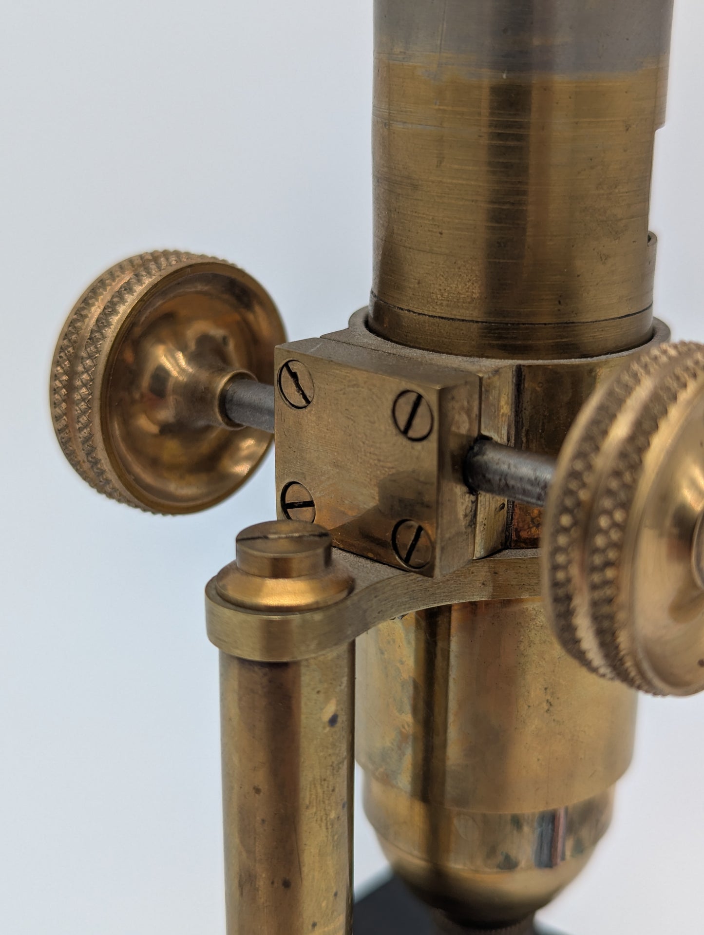 Antikes Mikroskop Messing mit Spiegel und Objektiv Vintage