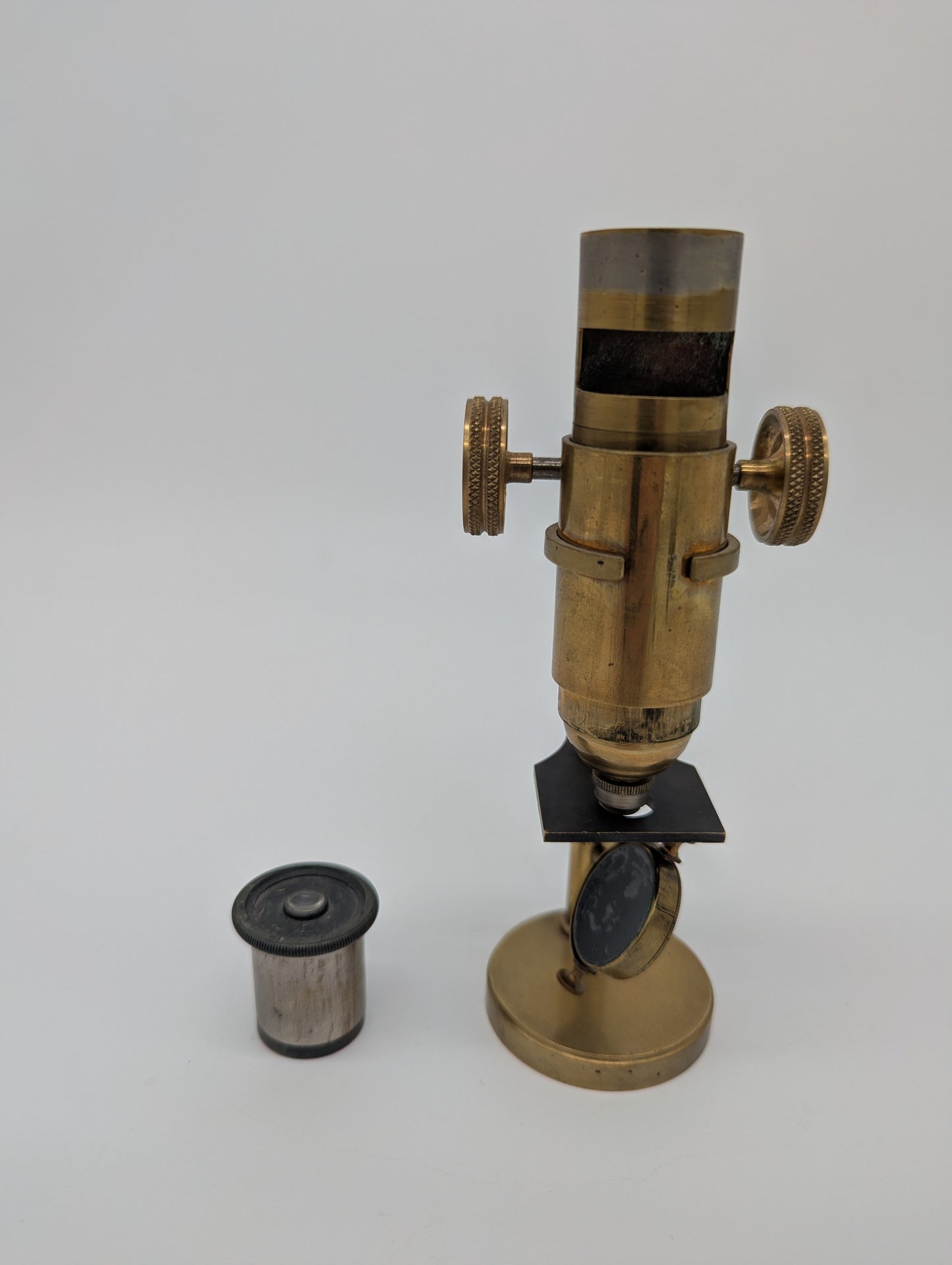 Antikes Mikroskop Messing mit Spiegel und Objektiv Vintage