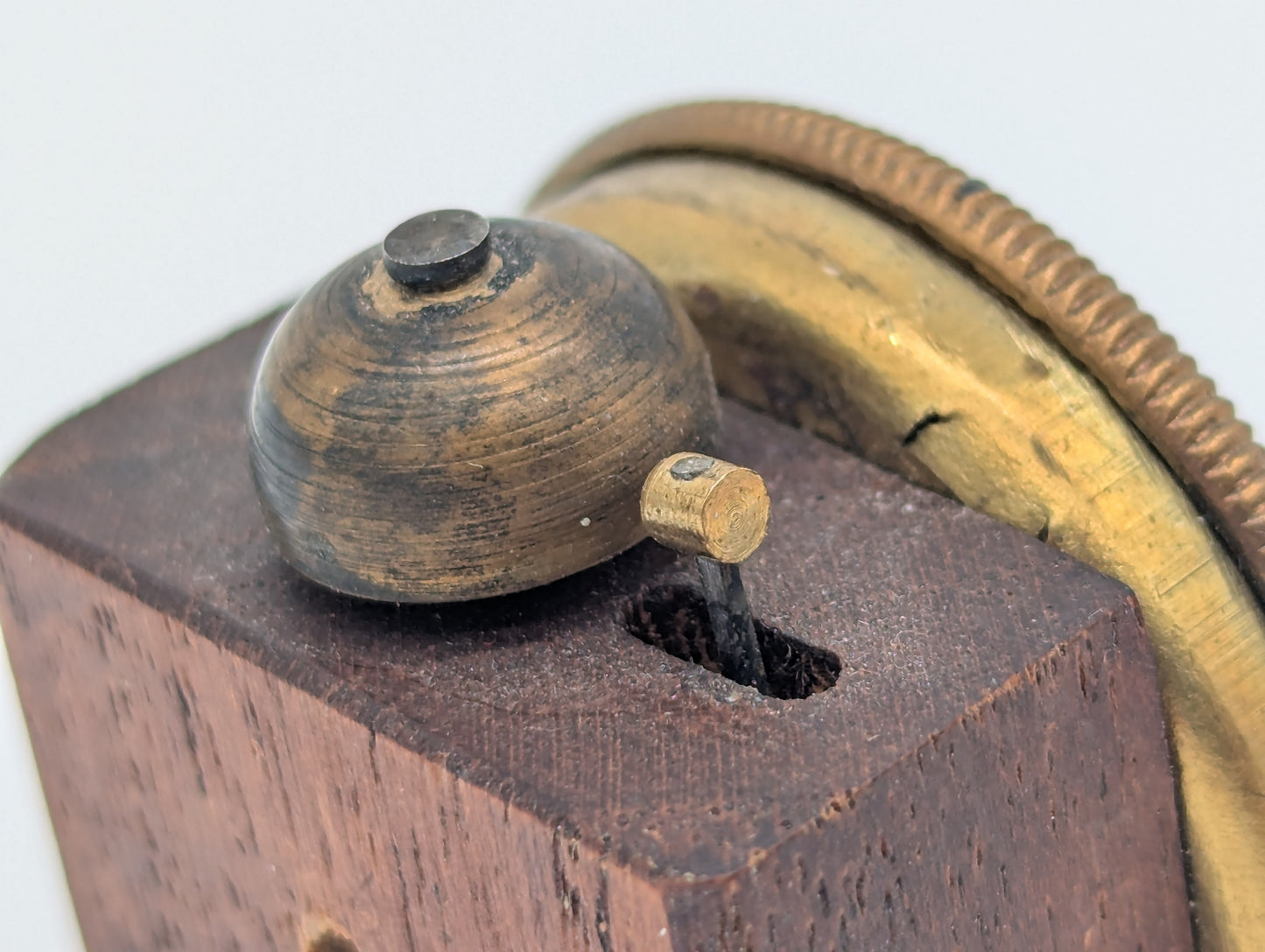 Reisewecker Wecker Miniatur Uhr mechanisch mit Holzkorpus und Messingring