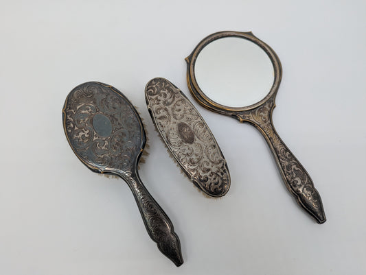 Versilbertes Frisierset 3 teilig Spiegel Handbürsten Antik Vintage Dekoration