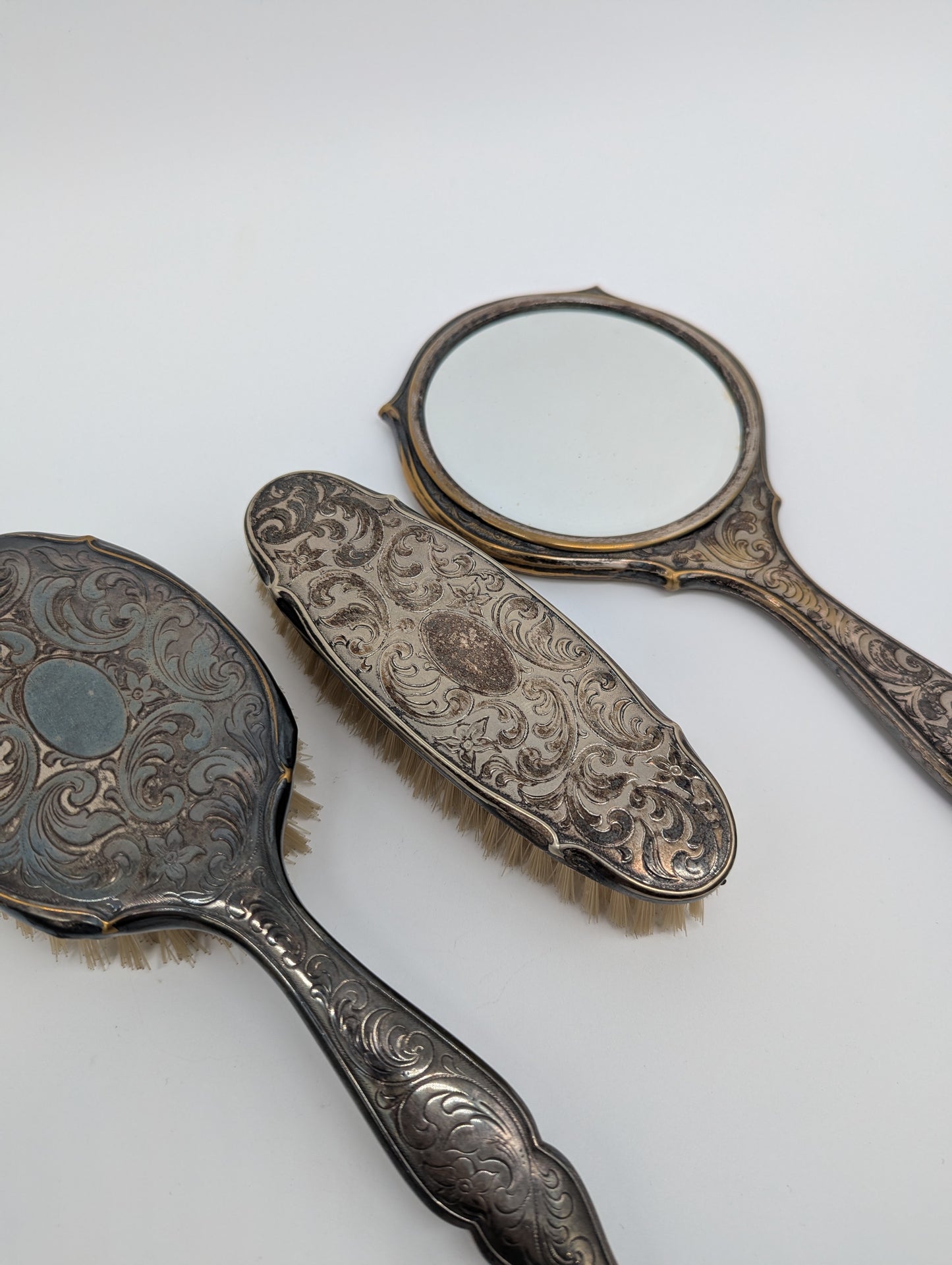 Versilbertes Frisierset 3 teilig Spiegel Handbürsten Antik Vintage Dekoration