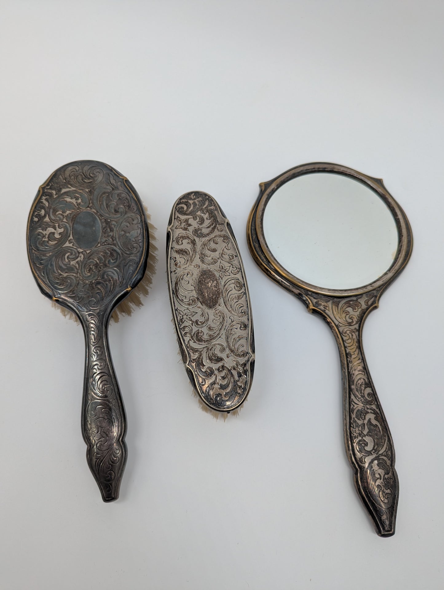 Versilbertes Frisierset 3 teilig Spiegel Handbürsten Antik Vintage Dekoration