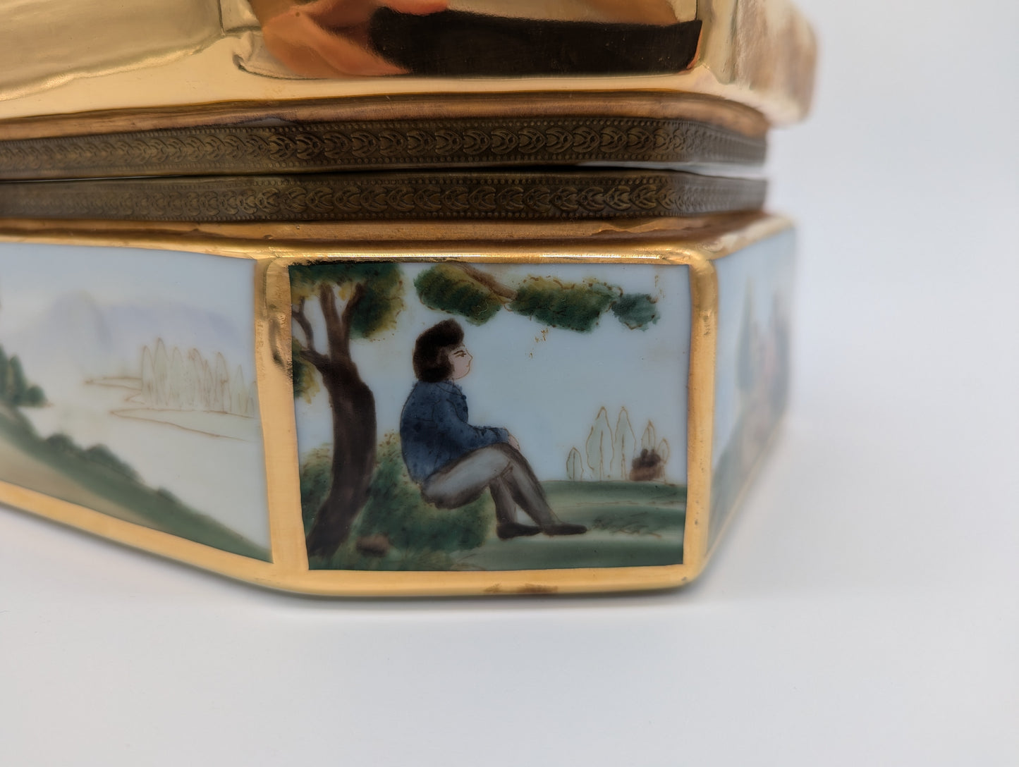 Porzellanschatulle Schmuckschatulle Handbemalt mit Landschaftsszenen vergoldet