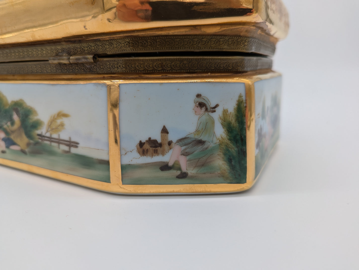 Porzellanschatulle Schmuckschatulle Handbemalt mit Landschaftsszenen vergoldet