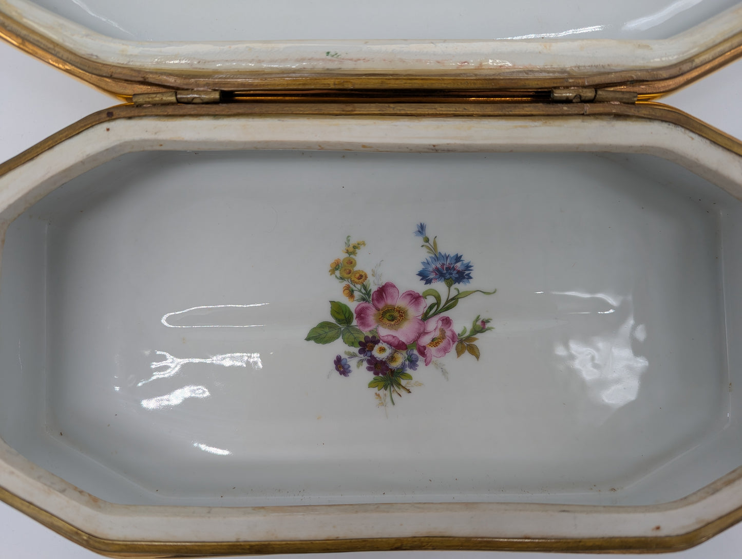 Porzellanschatulle Schmuckschatulle Handbemalt mit Landschaftsszenen vergoldet