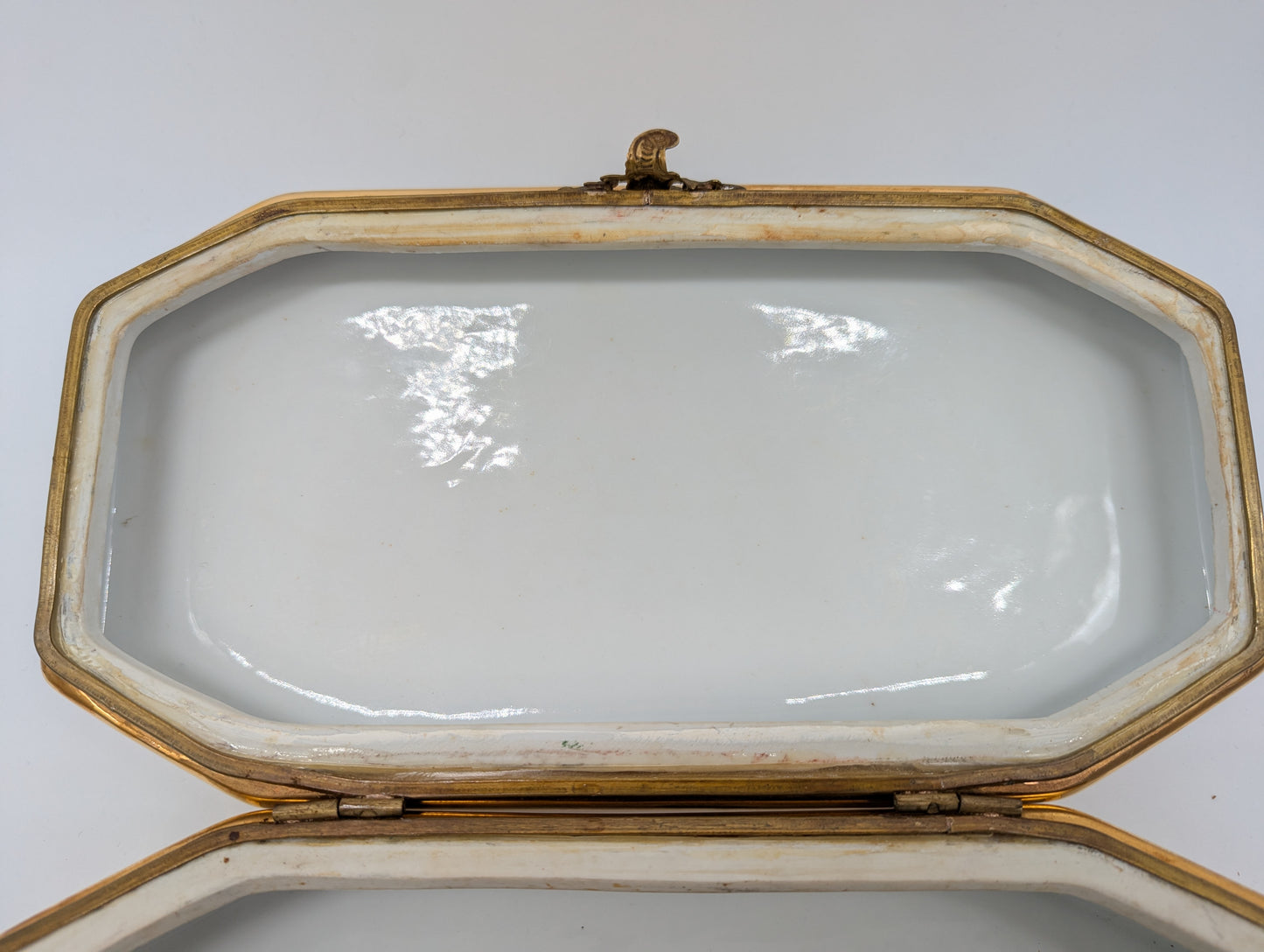 Porzellanschatulle Schmuckschatulle Handbemalt mit Landschaftsszenen vergoldet