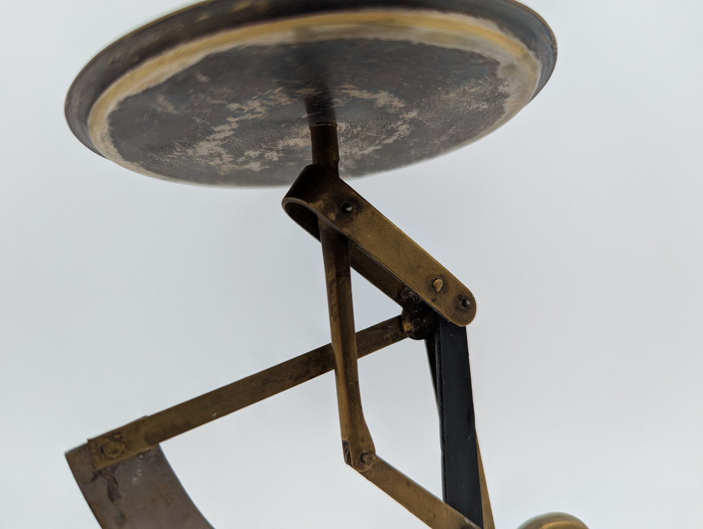 Waage Briefwaage aus Metall und Messing Feinwaage Vintage Dekoration