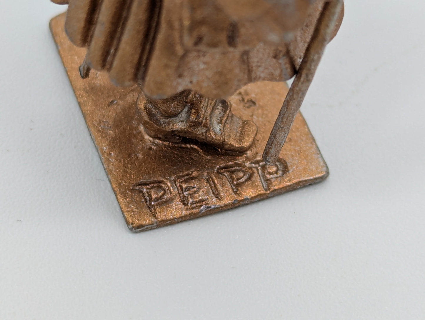 Miniaturfigur Figur Skulptur eines Mannes signiert PEIPP Vintage Dekoration