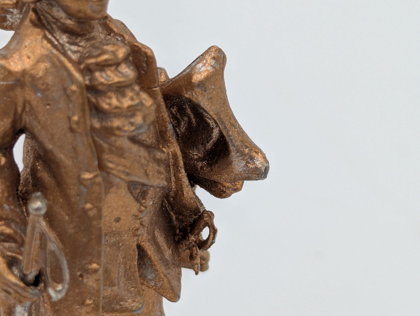 Miniaturfigur Figur Skulptur eines Mannes signiert PEIPP Vintage Dekoration