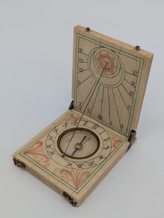 Antike Klappsonnenuhr aus 1692 mit Kompass Historisches Reiseinstrument