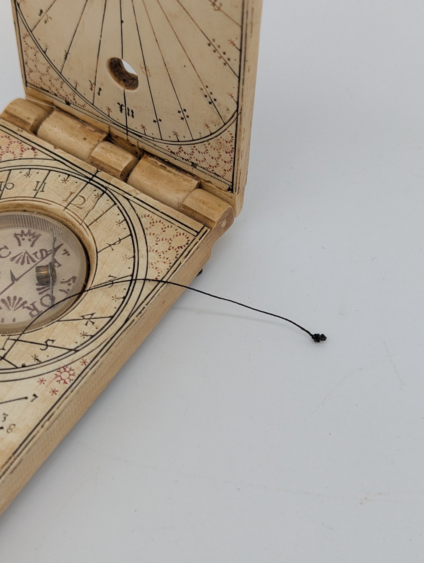 Antike Albrecht Karner Nürnberger Klappsonnenuhr aus 1661 Kompass Goldverzierung